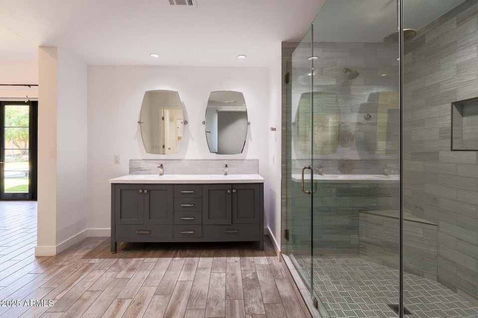 Phoenix, Arizona, 85018, United States, 4 Bedrooms Bedrooms, ,Residential,For Sale,2001186