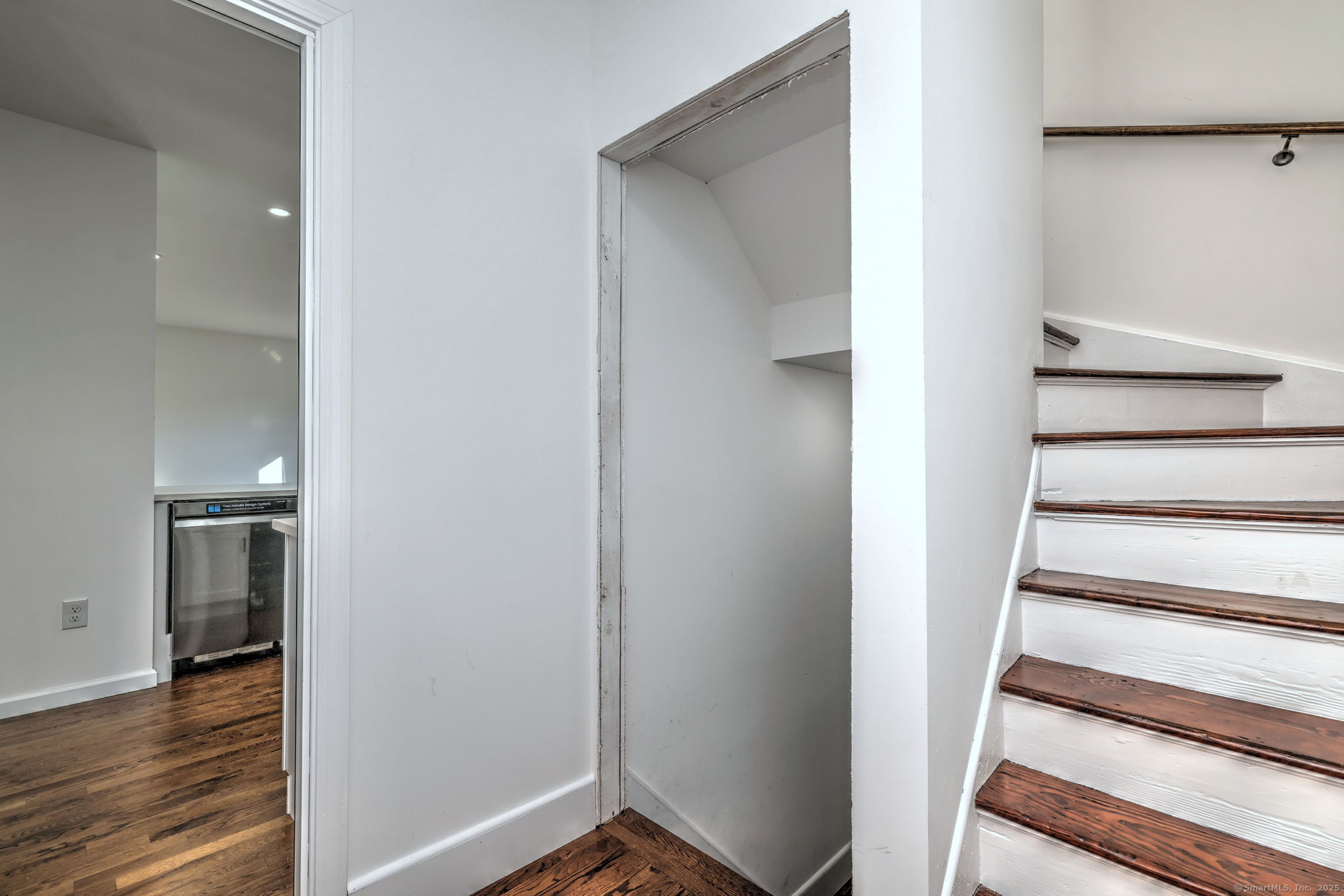 Hamden, Connecticut, 06514, United States, 8 Bedrooms Bedrooms, ,3 BathroomsBathrooms,Residential,For Sale,1940598