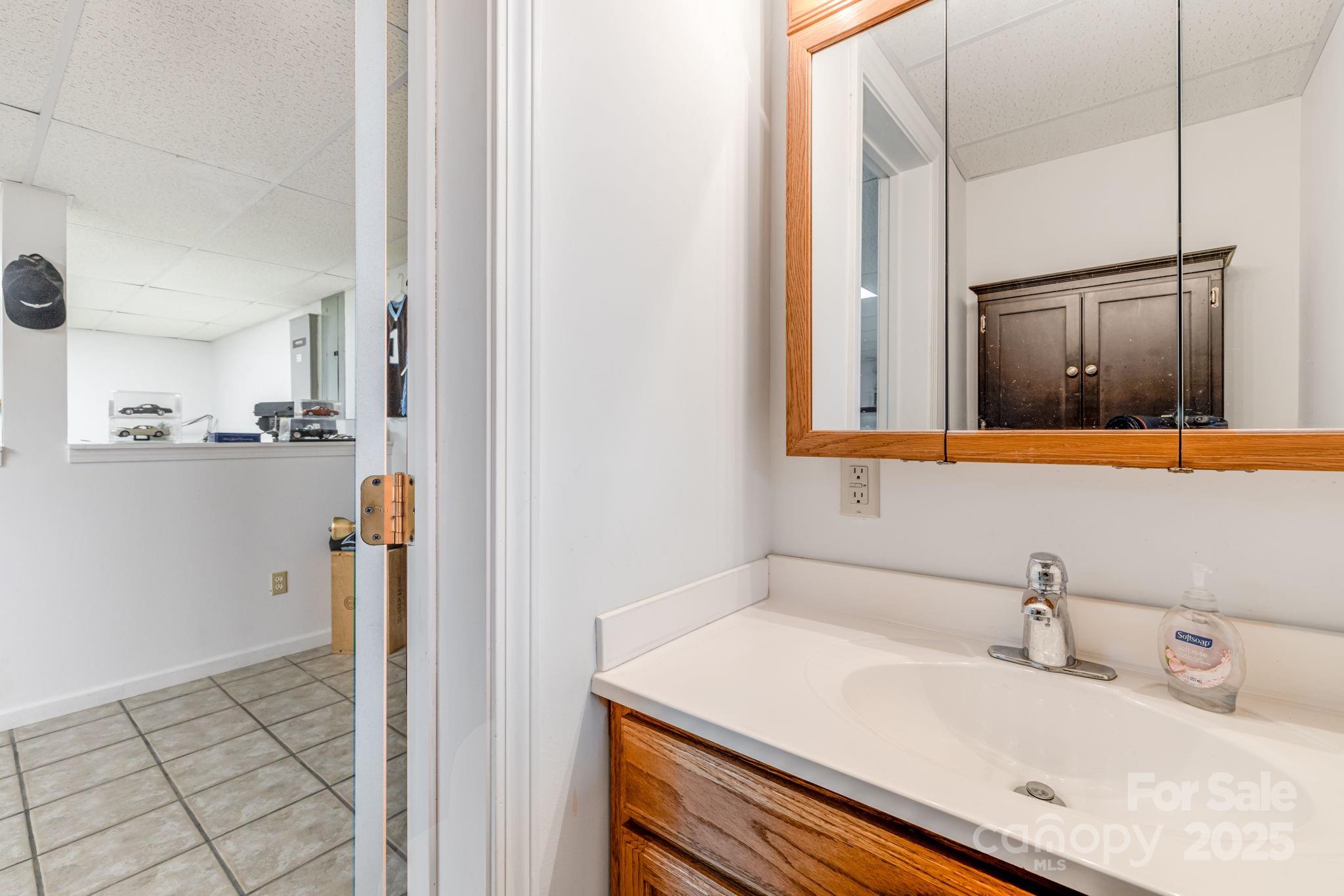 Spruce Pine, North Carolina, 28777, United States, 3 Bedrooms Bedrooms, ,3 BathroomsBathrooms,Residential,For Sale,1991683