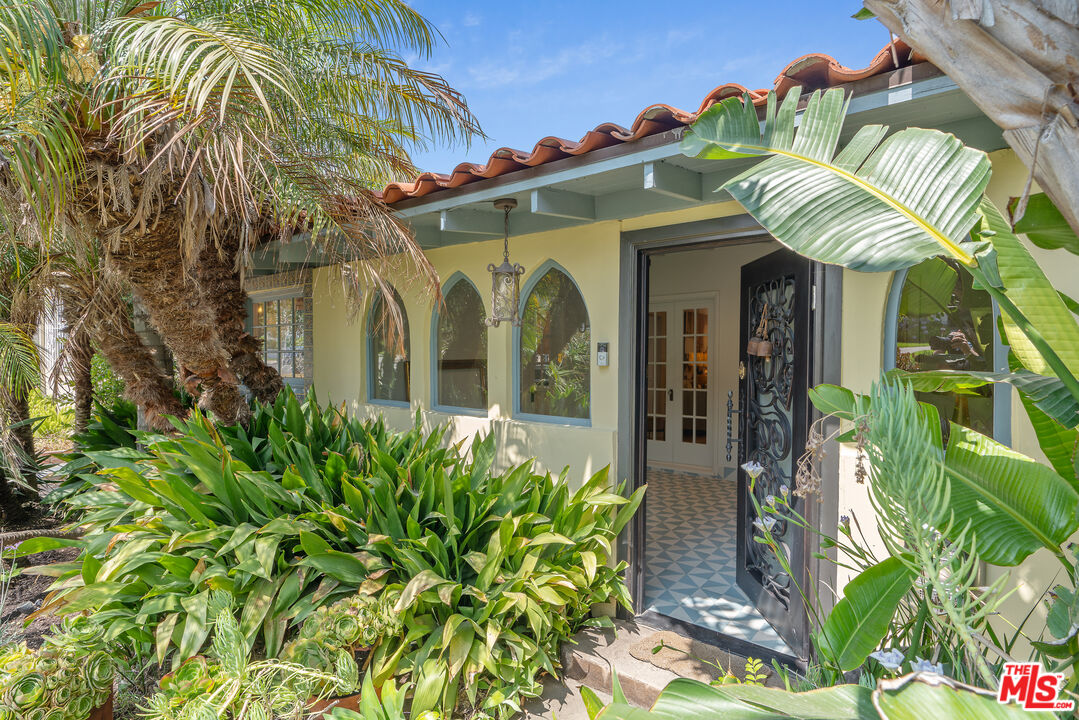 Los Angeles, California, 90005, United States, 3 Bedrooms Bedrooms, ,3 BathroomsBathrooms,Residential,For Sale,1876512