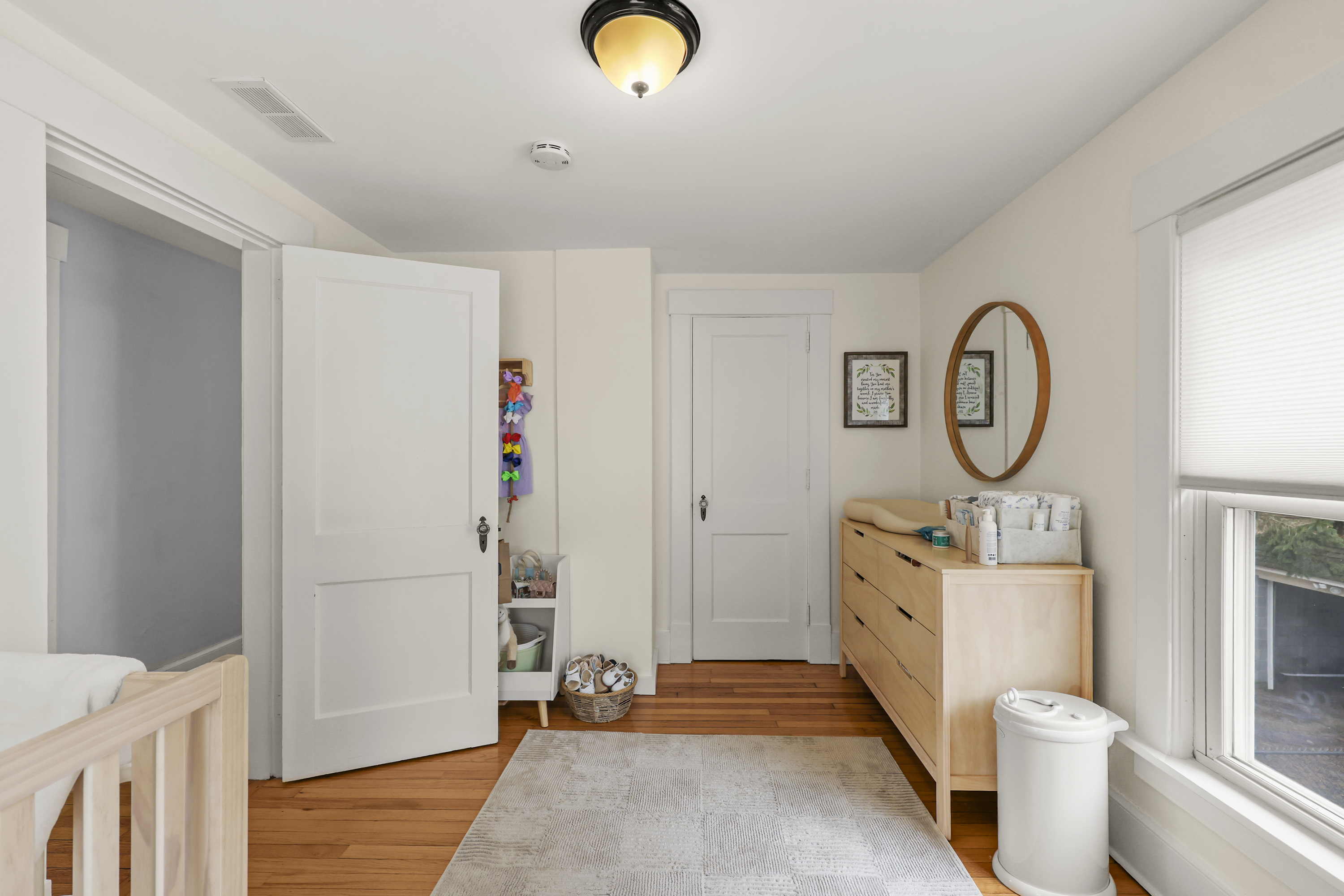  Sunlit, Well-Kept Home with Easy Flow and Quiet Setting - 物件實景