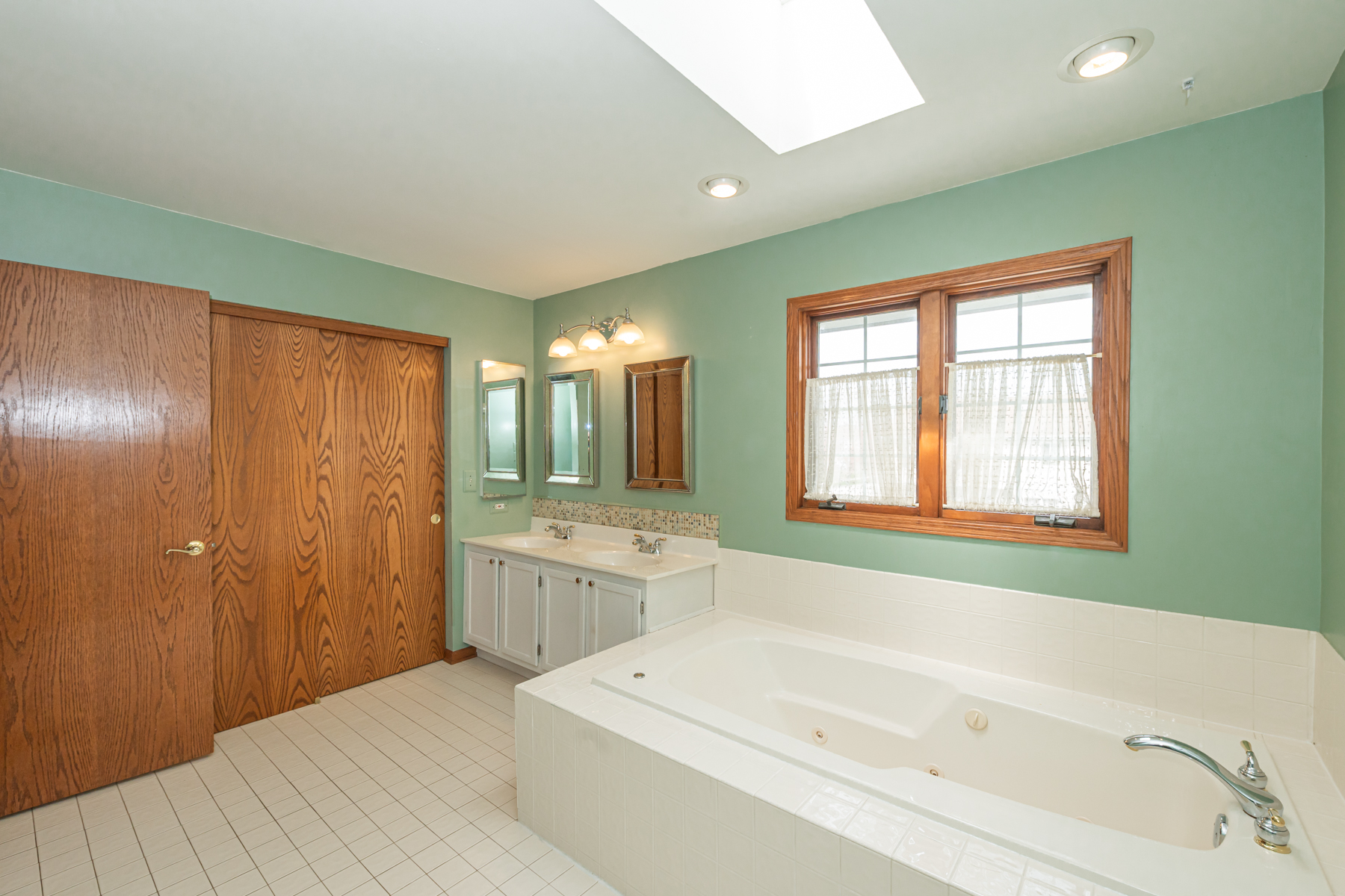  Beautifully Maintained Storybook Home - 物件實景