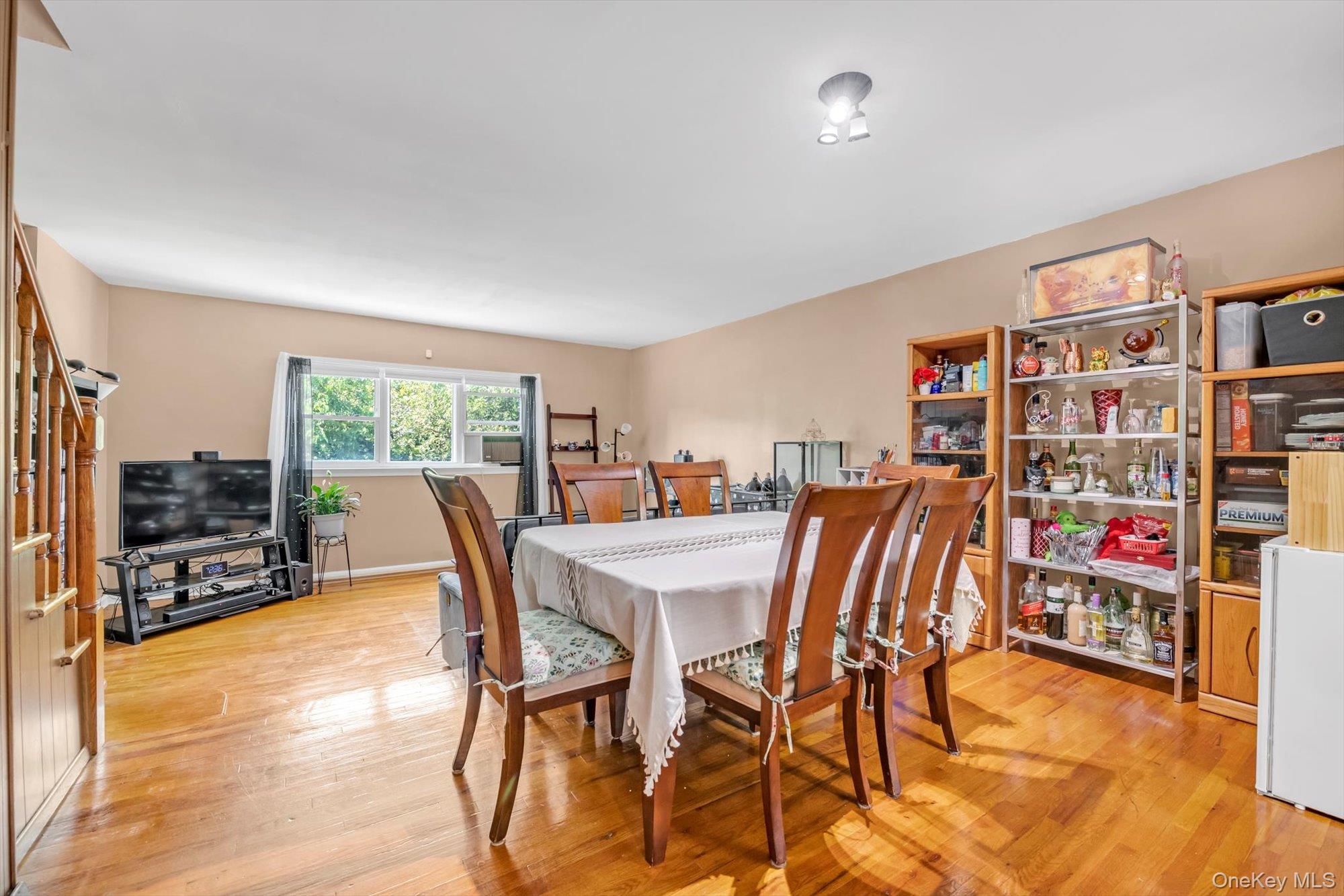 Bronx, New York, 10465, United States, 3 Bedrooms Bedrooms, ,2 BathroomsBathrooms,Residential,For Sale,1919704