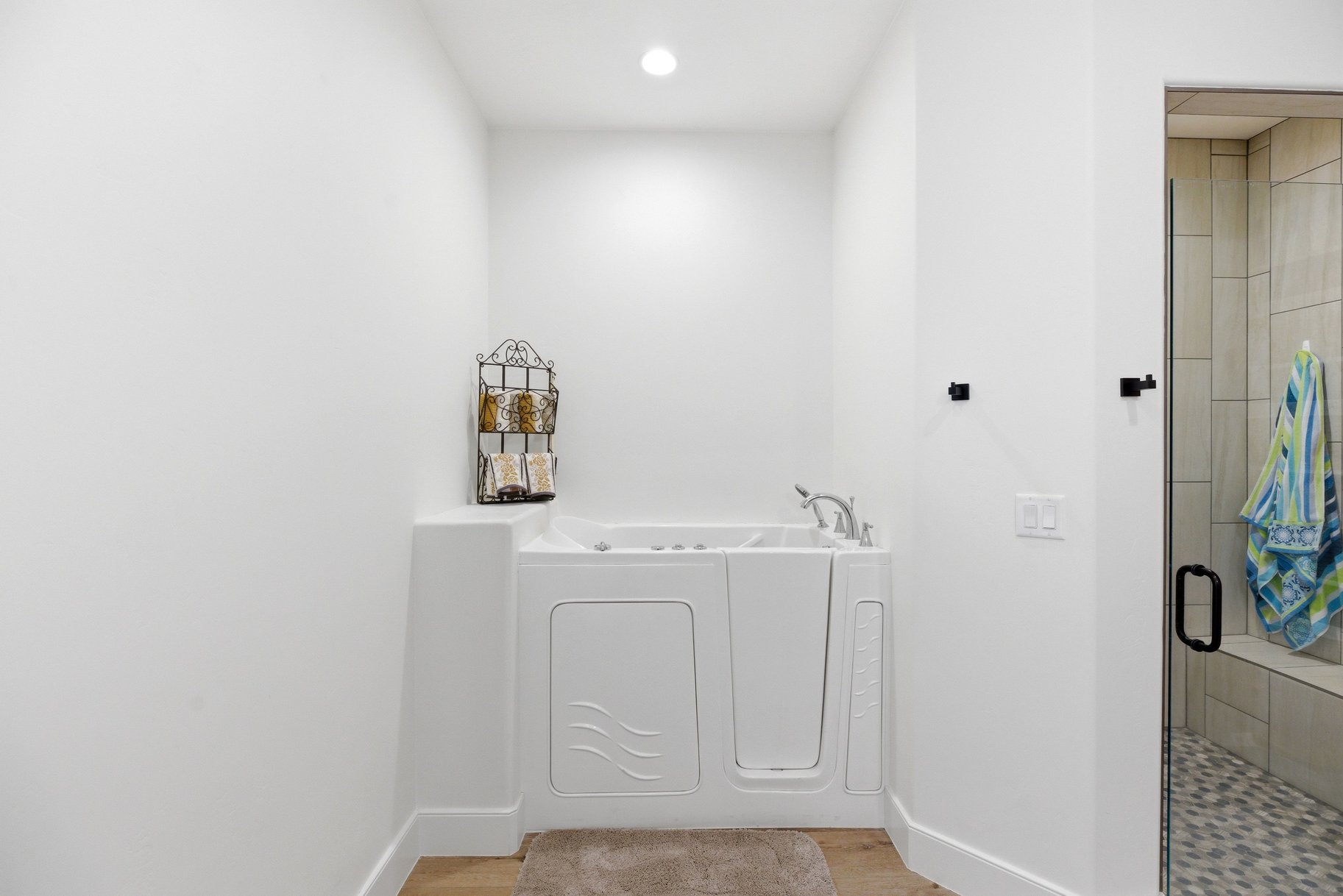  5 Acres • Two Homes In One • Horse Property With Flexible Living Options - 物件實景