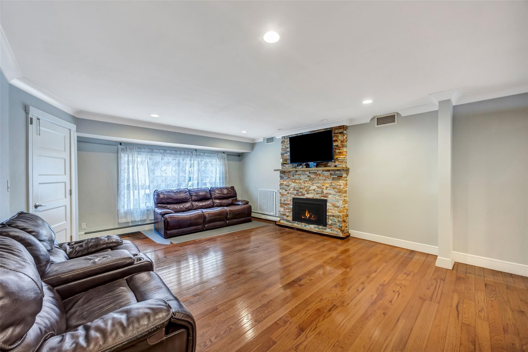 Lindenhurst, New York, 11757, United States, 5 Bedrooms Bedrooms, ,3 BathroomsBathrooms,Residential,For Sale,1707777