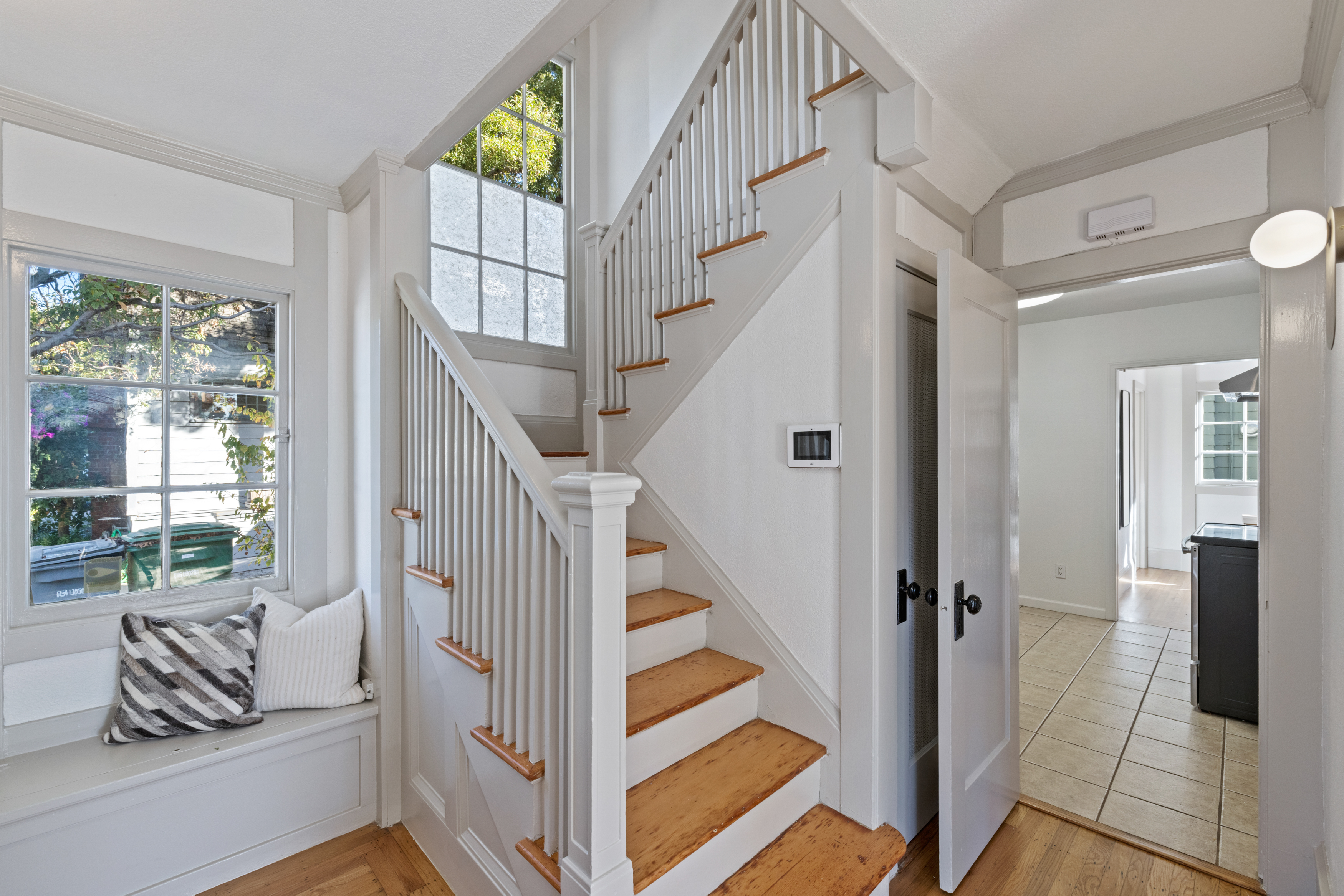  Classic Berkeley Charm Meets Versatility: Elmwood Home Plus Duplex - 物件實景