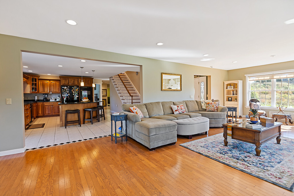 Waterville, Maine, 04901, United States, 4 Bedrooms Bedrooms, ,3 BathroomsBathrooms,Residential,For Sale,1993440