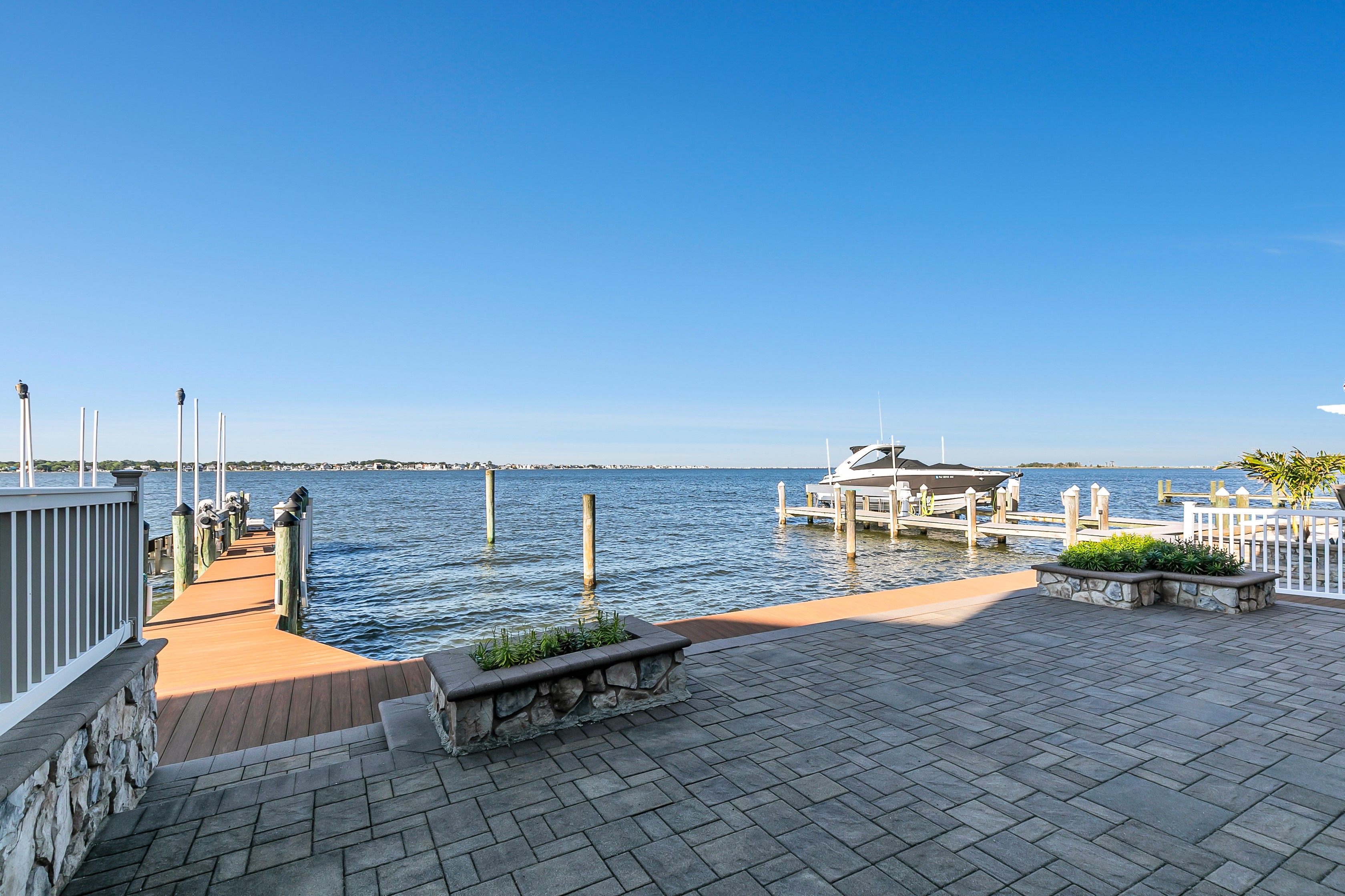  A Rare Bayfront Retreat on Silver Bay - 物件實景