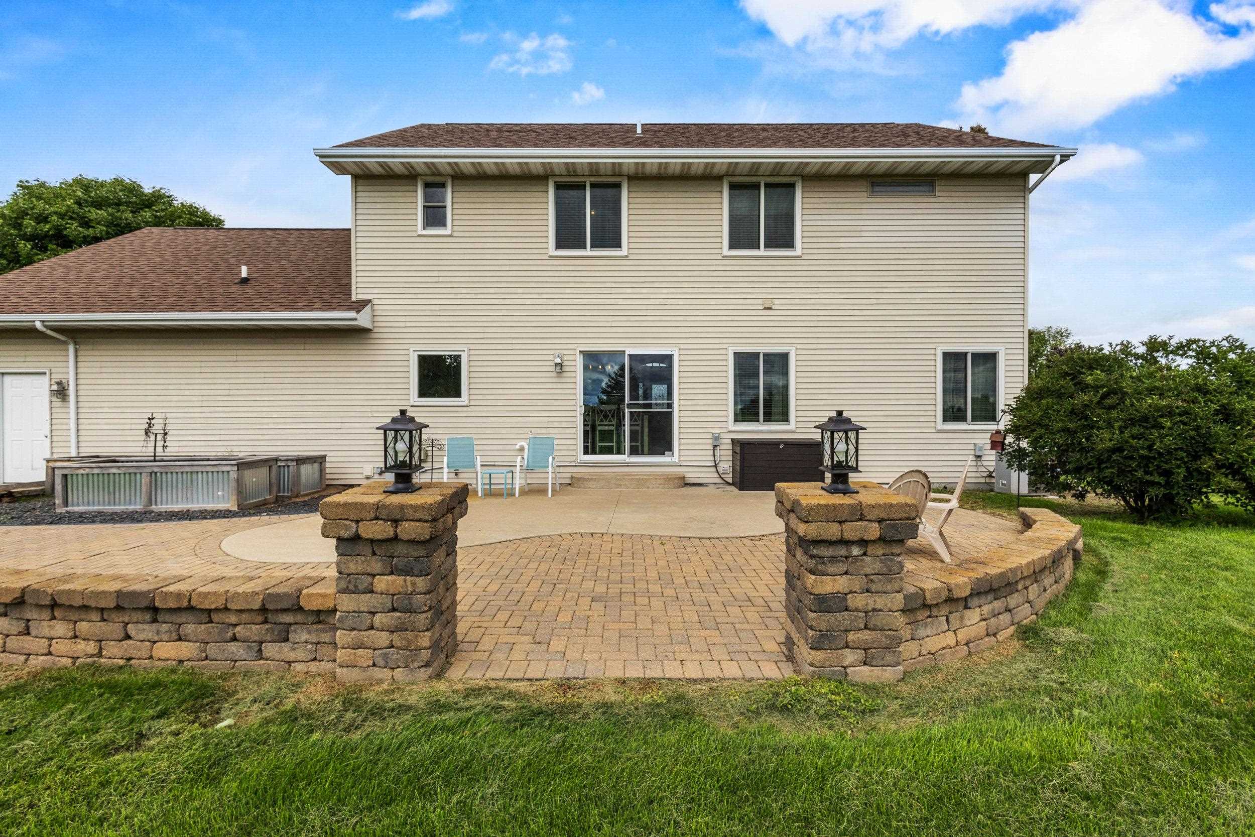 Neenah, Wisconsin, 54956, United States, 4 Bedrooms Bedrooms, ,4 BathroomsBathrooms,Residential,For Sale,1930712