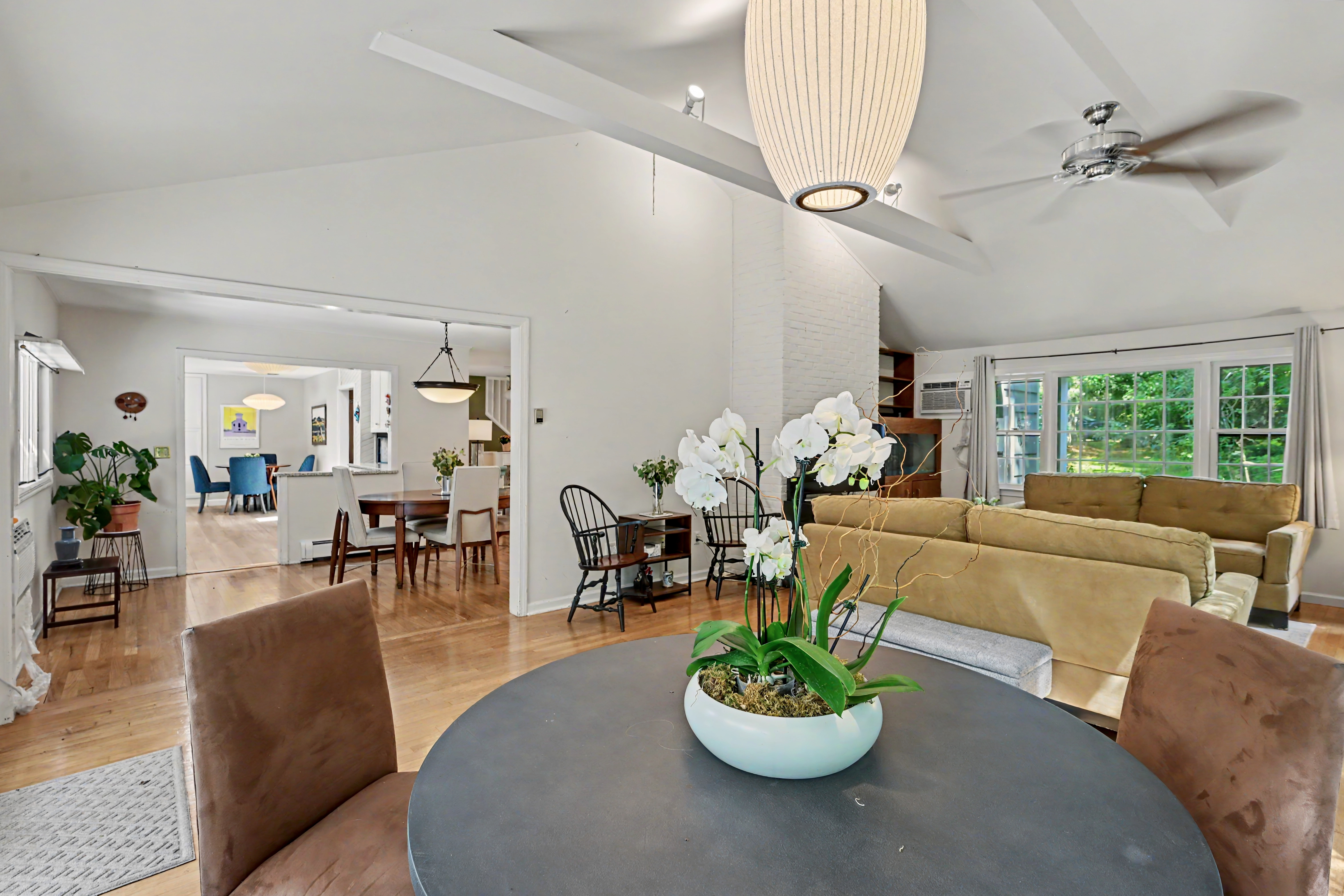  Sun-Drenched Contemporary Colonial Nestled on Two Picturesque Acres - 物件實景