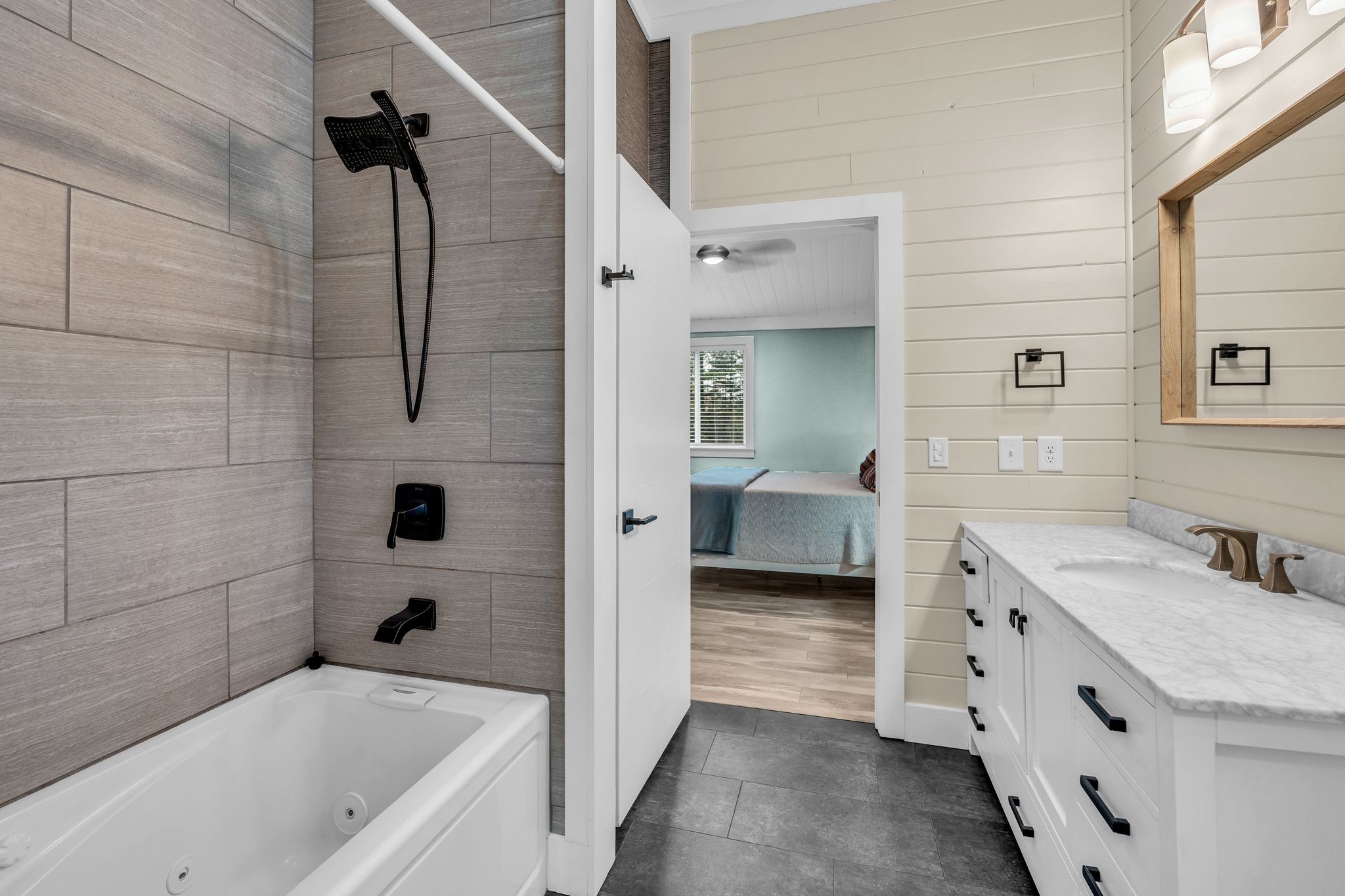 Lawrenceburg, Tennessee, 38464, United States, 3 Bedrooms Bedrooms, ,2 BathroomsBathrooms,Residential,For Sale,1988377