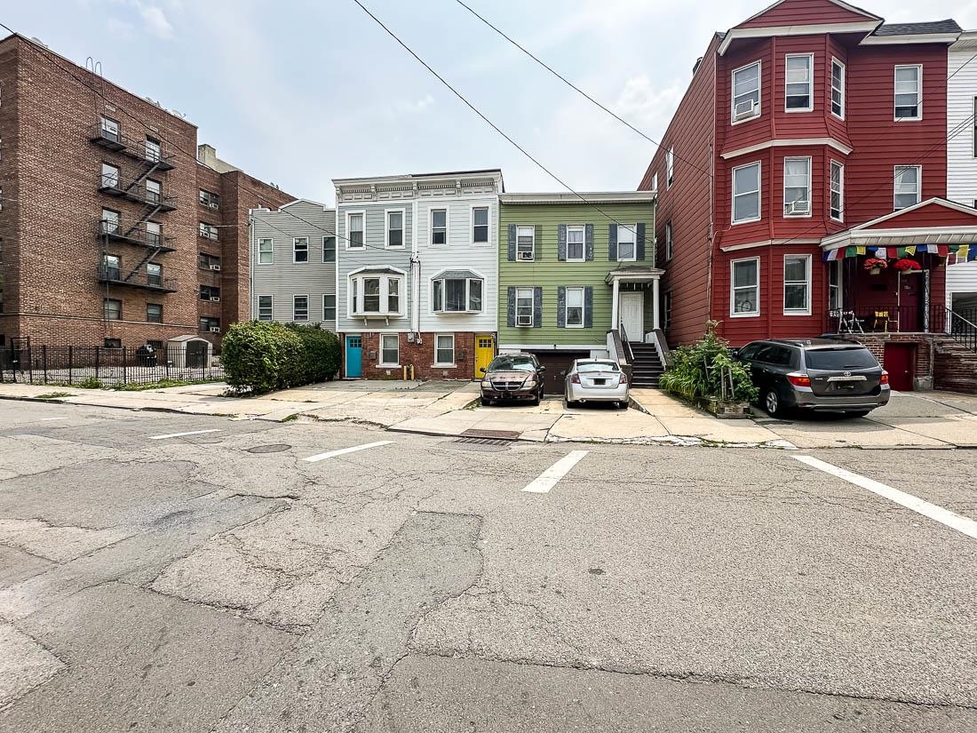 Jersey City, New Jersey, 07306, United States, 4 Bedrooms Bedrooms, ,3 BathroomsBathrooms,Residential,For Sale,1859473