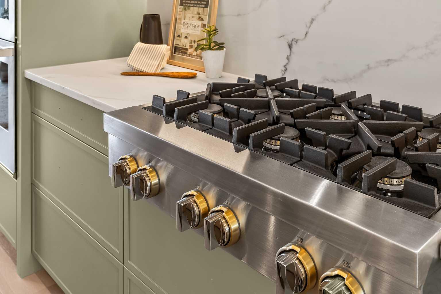 CALGARY, Alberta, T3E 2V9, CA, 4 Bedrooms Bedrooms, ,5 BathroomsBathrooms,Residential,For Sale,1987514