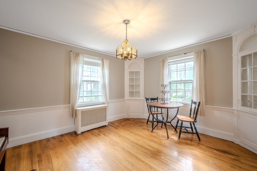 Newton, Massachusetts, 02461, United States, 3 Bedrooms Bedrooms, ,2 BathroomsBathrooms,Residential,For Sale,1934671