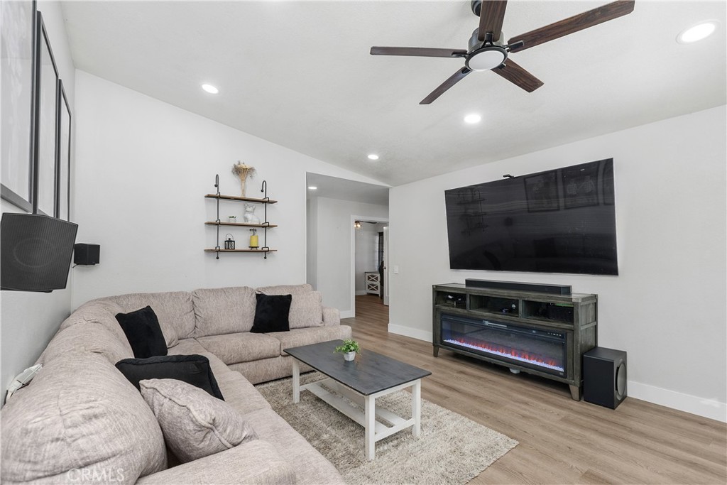 Jurupa Valley, California, 92509, United States, 4 Bedrooms Bedrooms, ,2 BathroomsBathrooms,Residential,For Sale,1987819