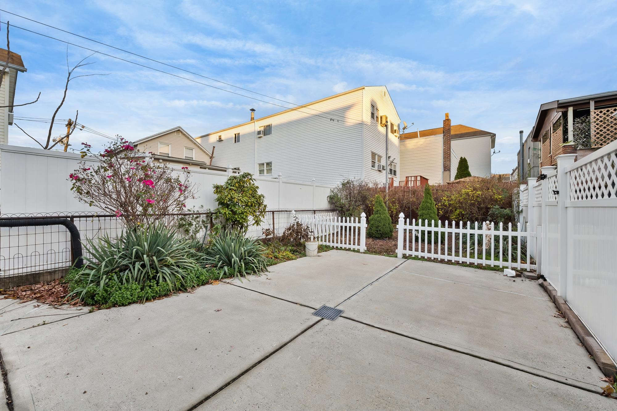 Union City, New Jersey, 07087, United States, 3 Bedrooms Bedrooms, ,2 BathroomsBathrooms,Residential,For Sale,2002067