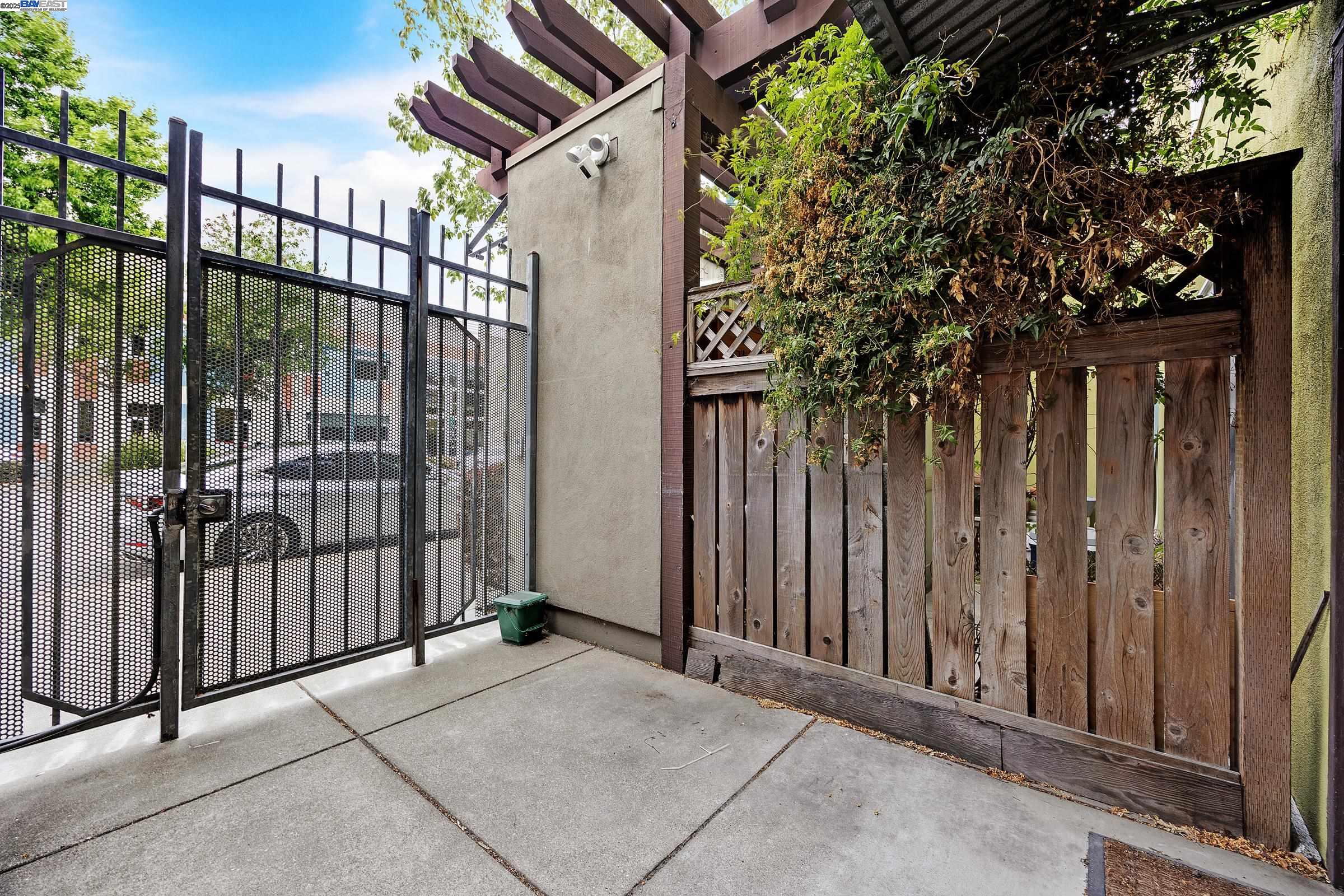 Emeryville, California, 94608, United States, 2 Bedrooms Bedrooms, ,1 BathroomBathrooms,Residential,For Sale,1907705