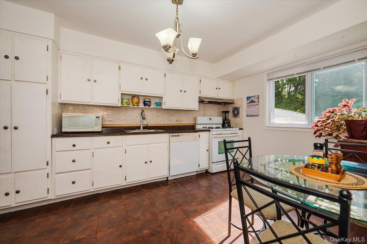 Dix Hills, New York, 11746, United States, 5 Bedrooms Bedrooms, ,3 BathroomsBathrooms,Residential,For Sale,1941018