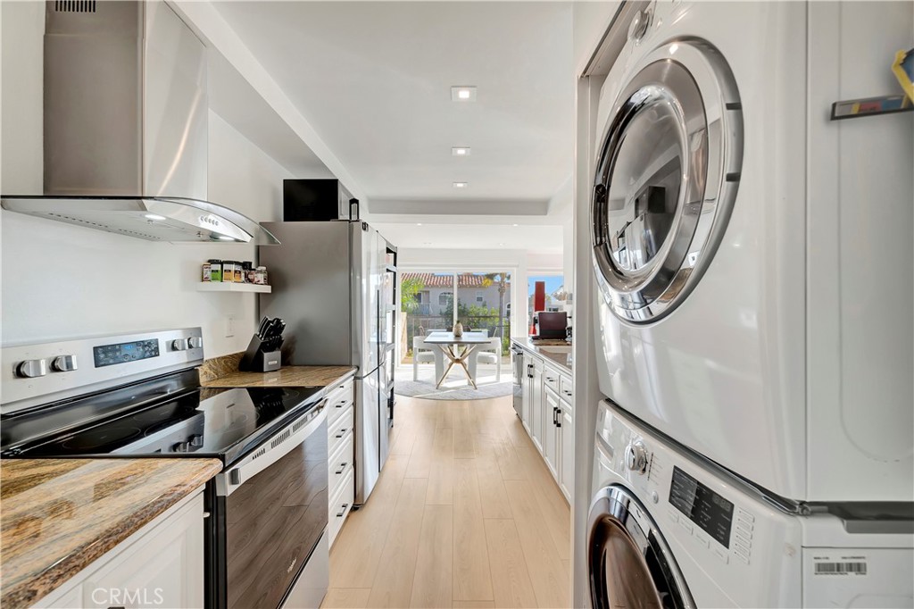 Long Beach, California, 90814, United States, 2 Bedrooms Bedrooms, ,1 BathroomBathrooms,Residential,For Sale,1989158