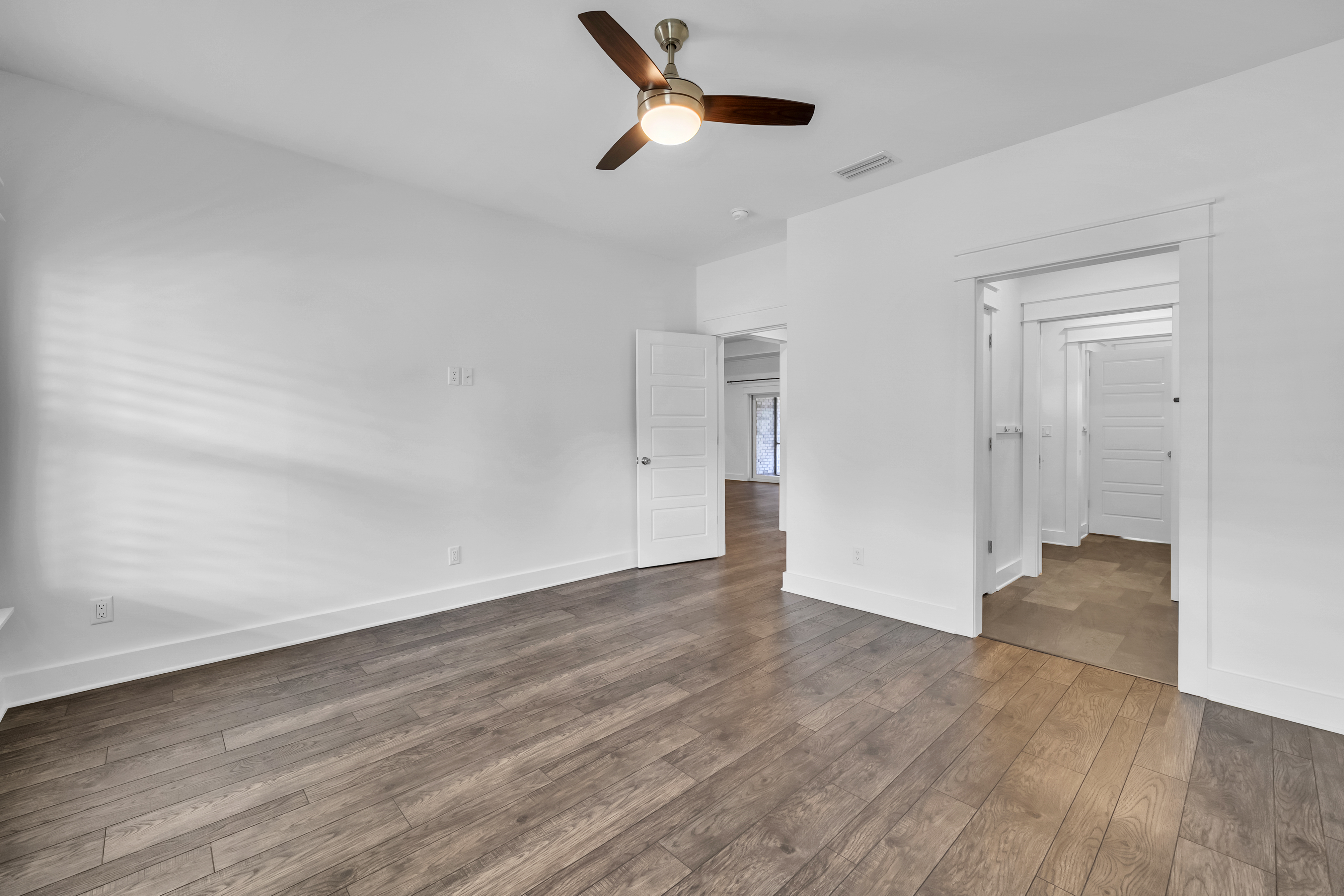  Move-In Ready Brick Home with Spacious Fenced Backyard Near the Bay - 物件實景