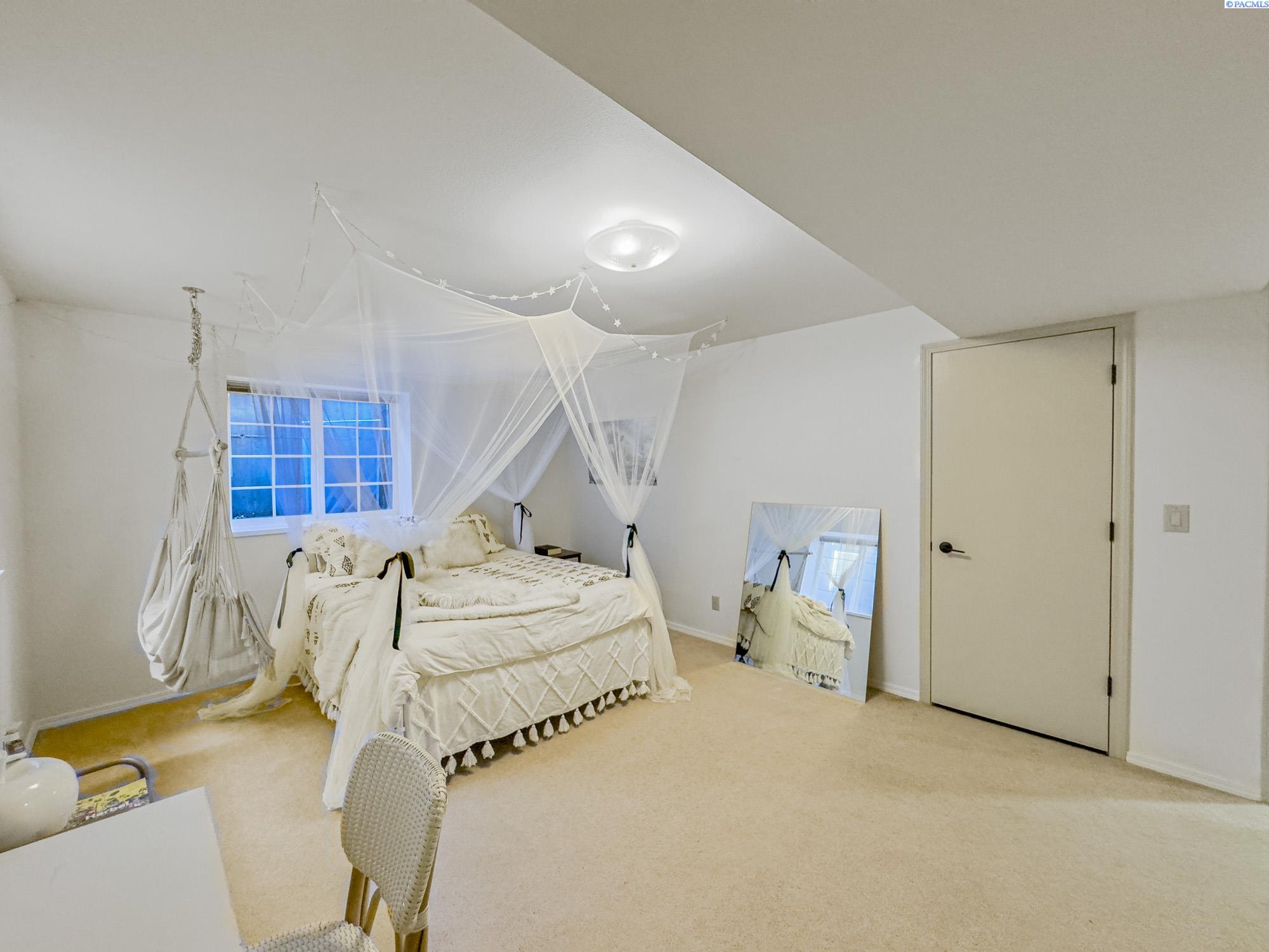 Richland, Washington, 99352, United States, 5 Bedrooms Bedrooms, ,4 BathroomsBathrooms,Residential,For Sale,1927234