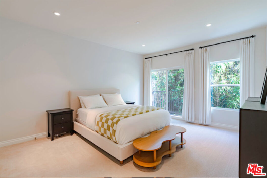 Los Angeles, California, 90019, United States, 2 Bedrooms Bedrooms, ,2 BathroomsBathrooms,Residential,For Sale,1998482