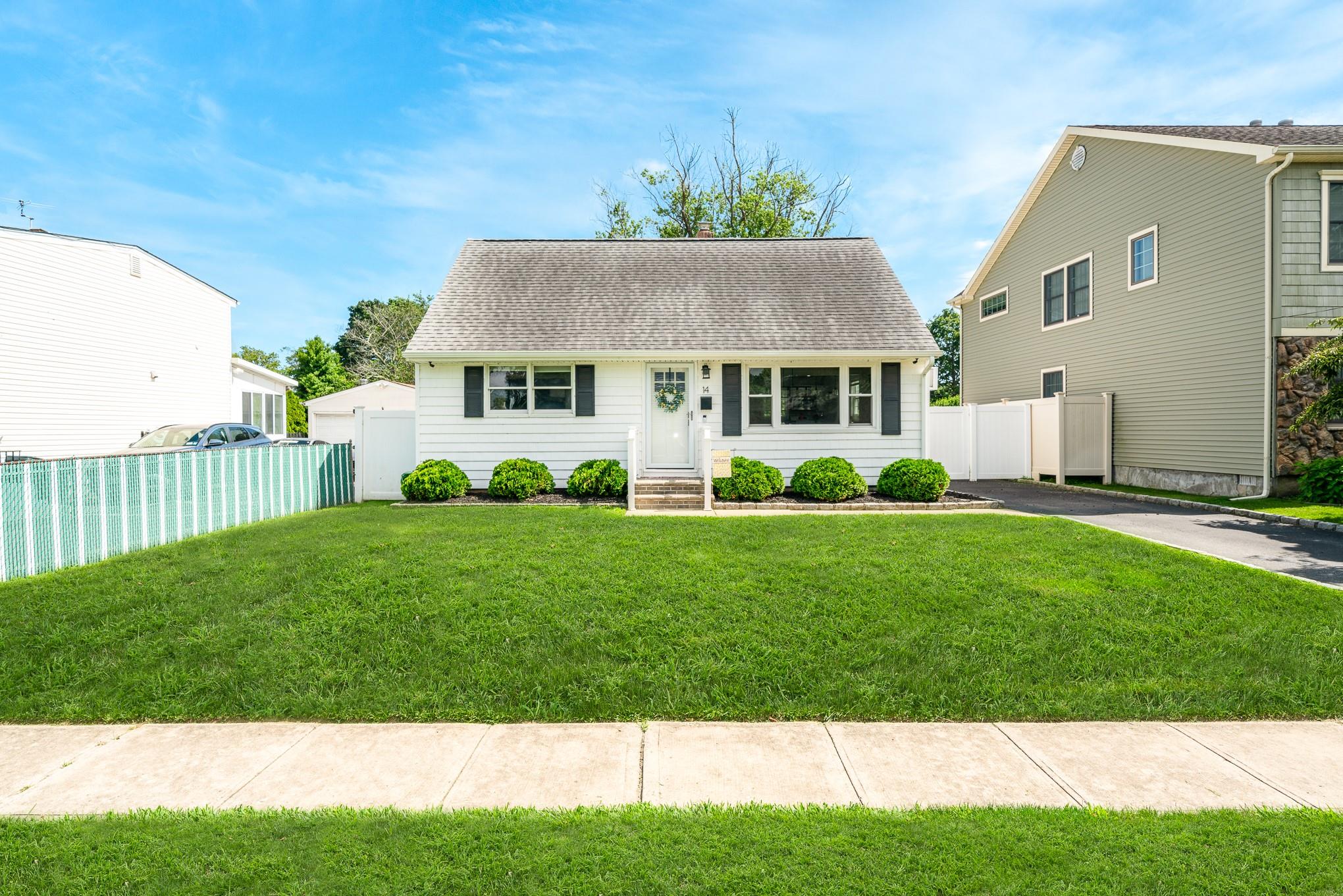 West Babylon, New York, 11704, United States, 3 Bedrooms Bedrooms, ,2 BathroomsBathrooms,Residential,For Sale,1887833