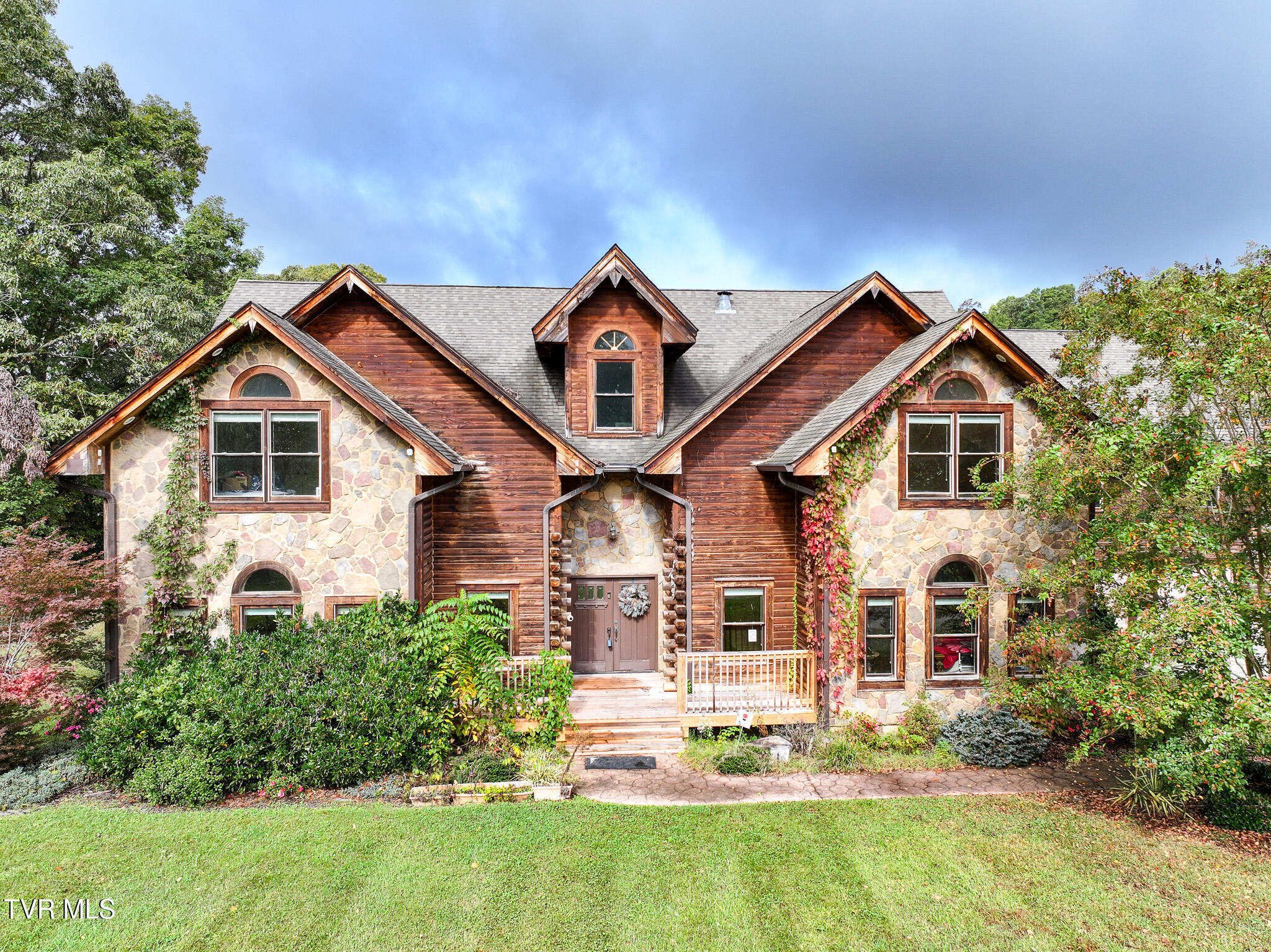 Greeneville, Tennessee, 37745, United States, 5 Bedrooms Bedrooms, ,4 BathroomsBathrooms,Residential,For Sale,1981962