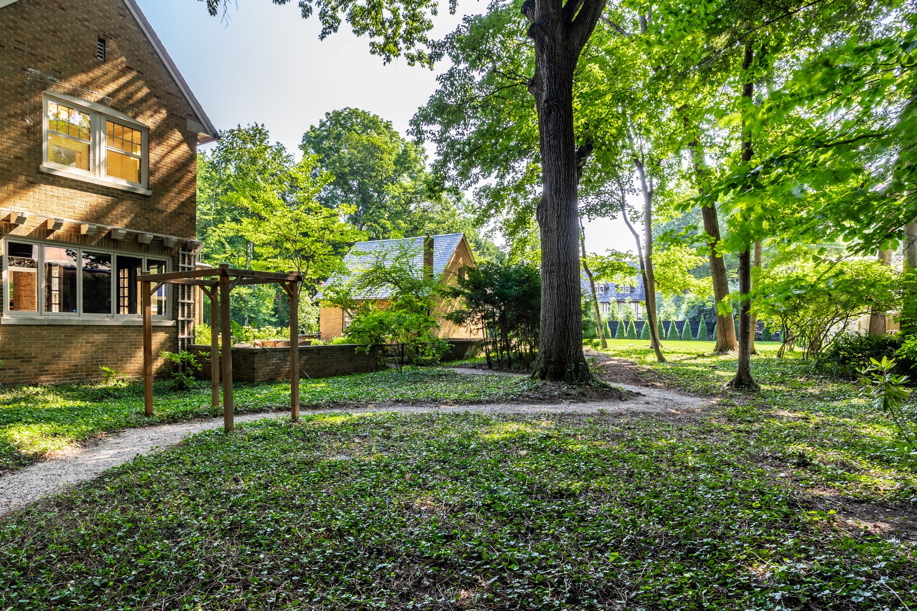  Gated English Tudor Home on One of the Most Desirable Blocks in Meridian Kessler - 物件實景
