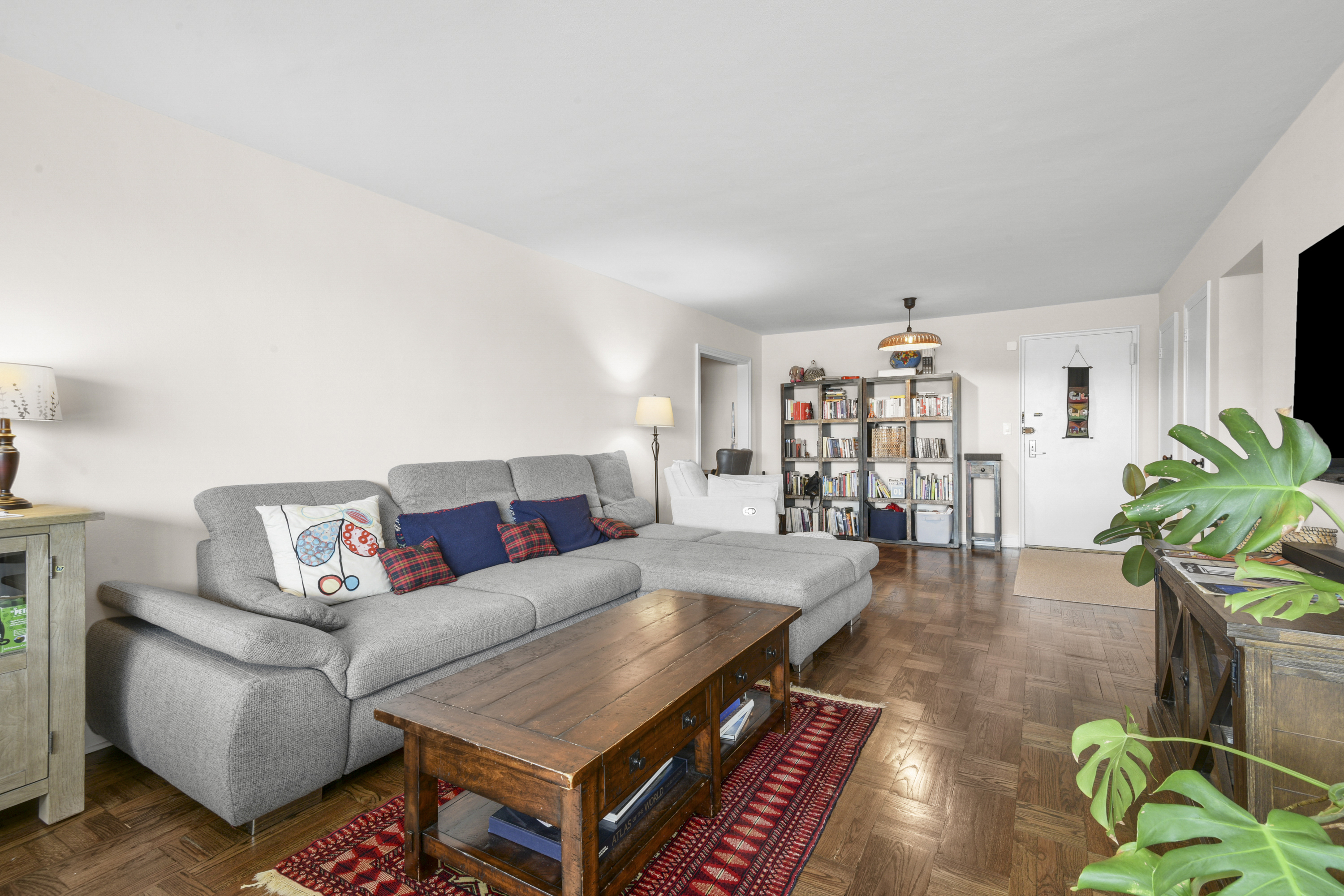  Oversized Larchmont Terrace Condo - 物件實景