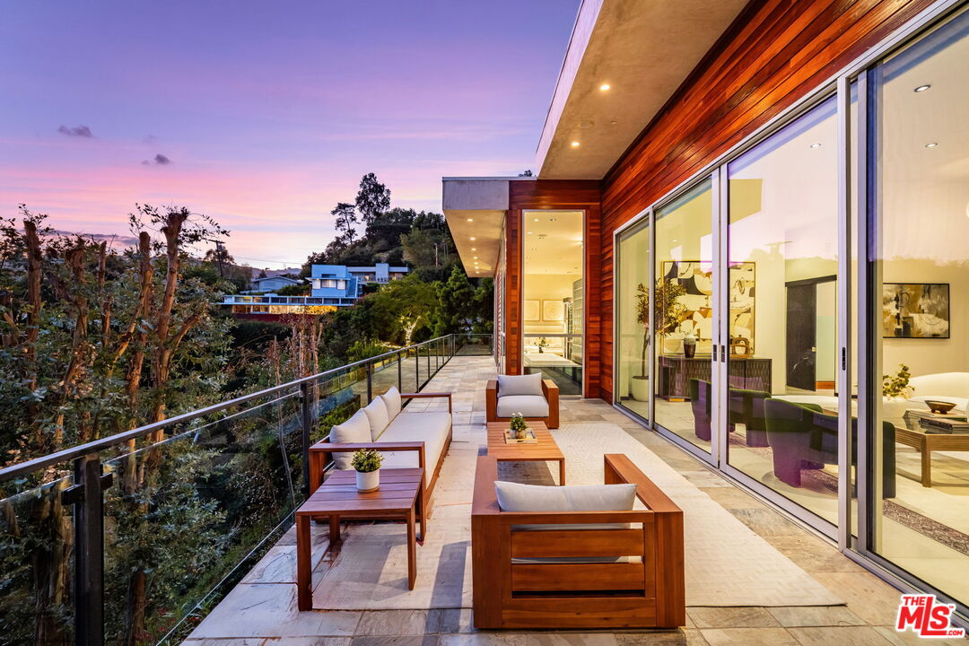 Los Angeles, California, 90049, United States, 4 Bedrooms Bedrooms, ,5 BathroomsBathrooms,Residential,For Sale,1901289