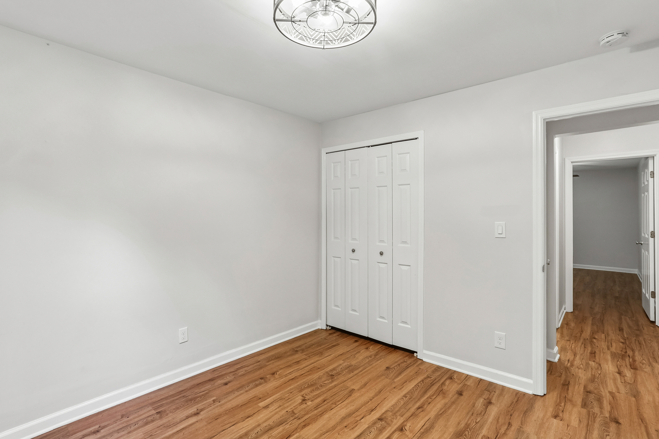  Completely Renovated Move-In Ready End Unit - 物件實景