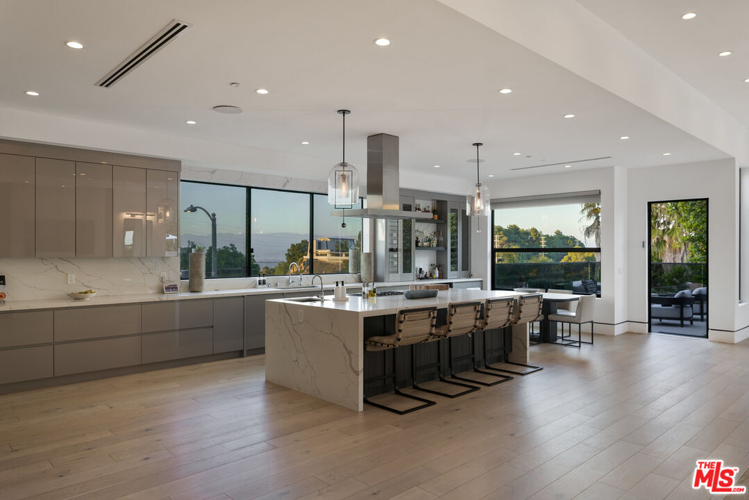 Los Angeles, California, 90049, United States, 4 Bedrooms Bedrooms, ,5 BathroomsBathrooms,Residential,For Sale,1862276