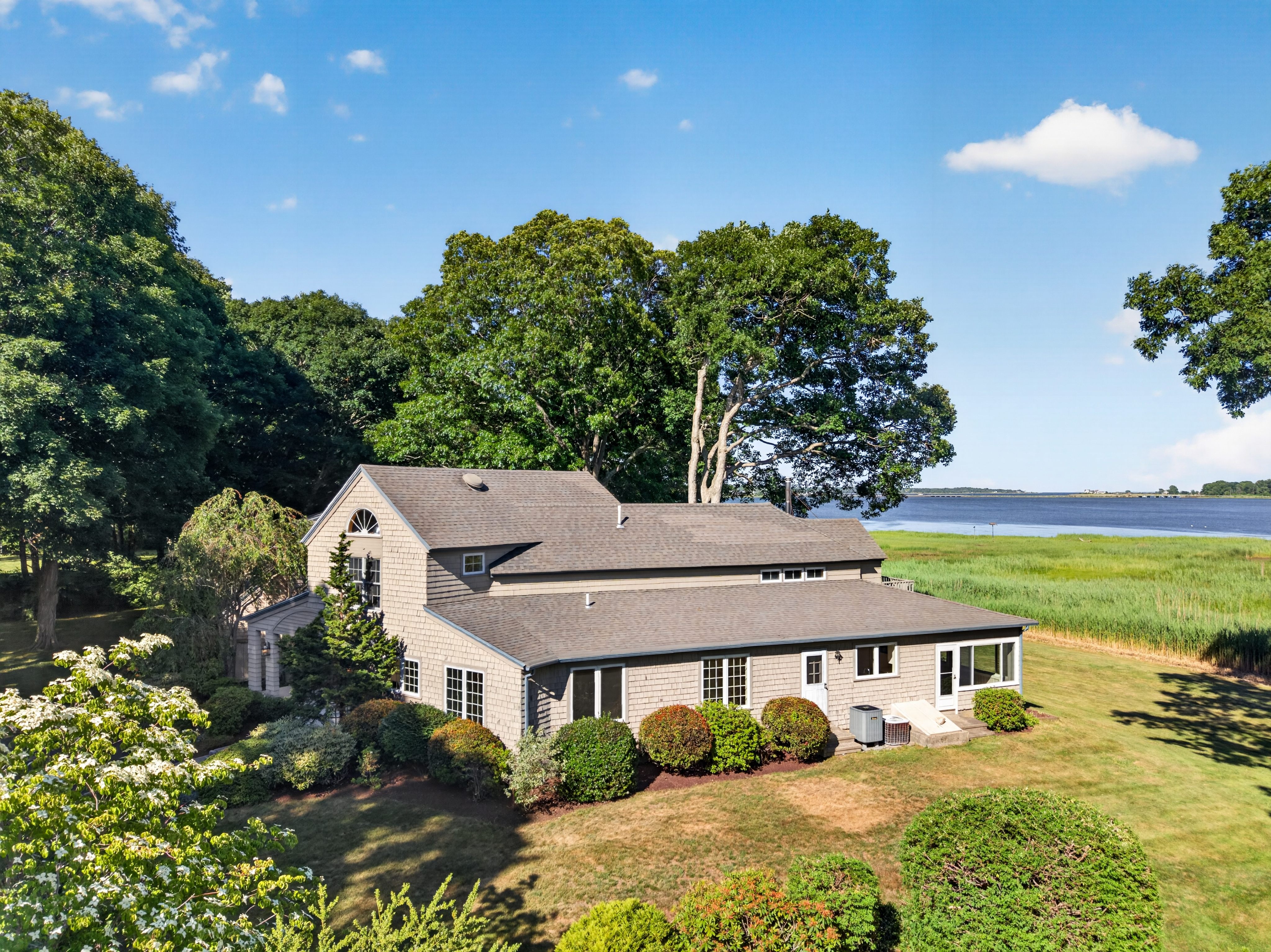  Contemporary Coastal Elegance Meets Exceptional Privacy Along South Cove in Old - 物件實景