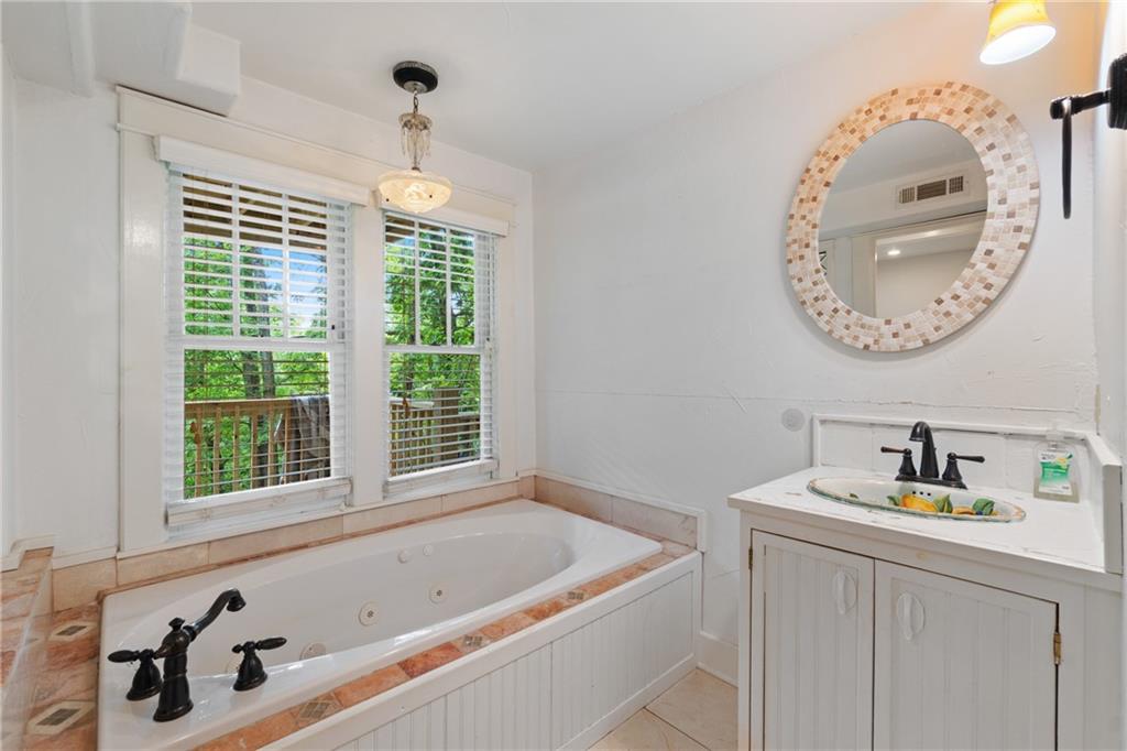 Eureka Springs, Arkansas, 752632, United States, 2 Bedrooms Bedrooms, ,3 BathroomsBathrooms,Residential,For Sale,1980182