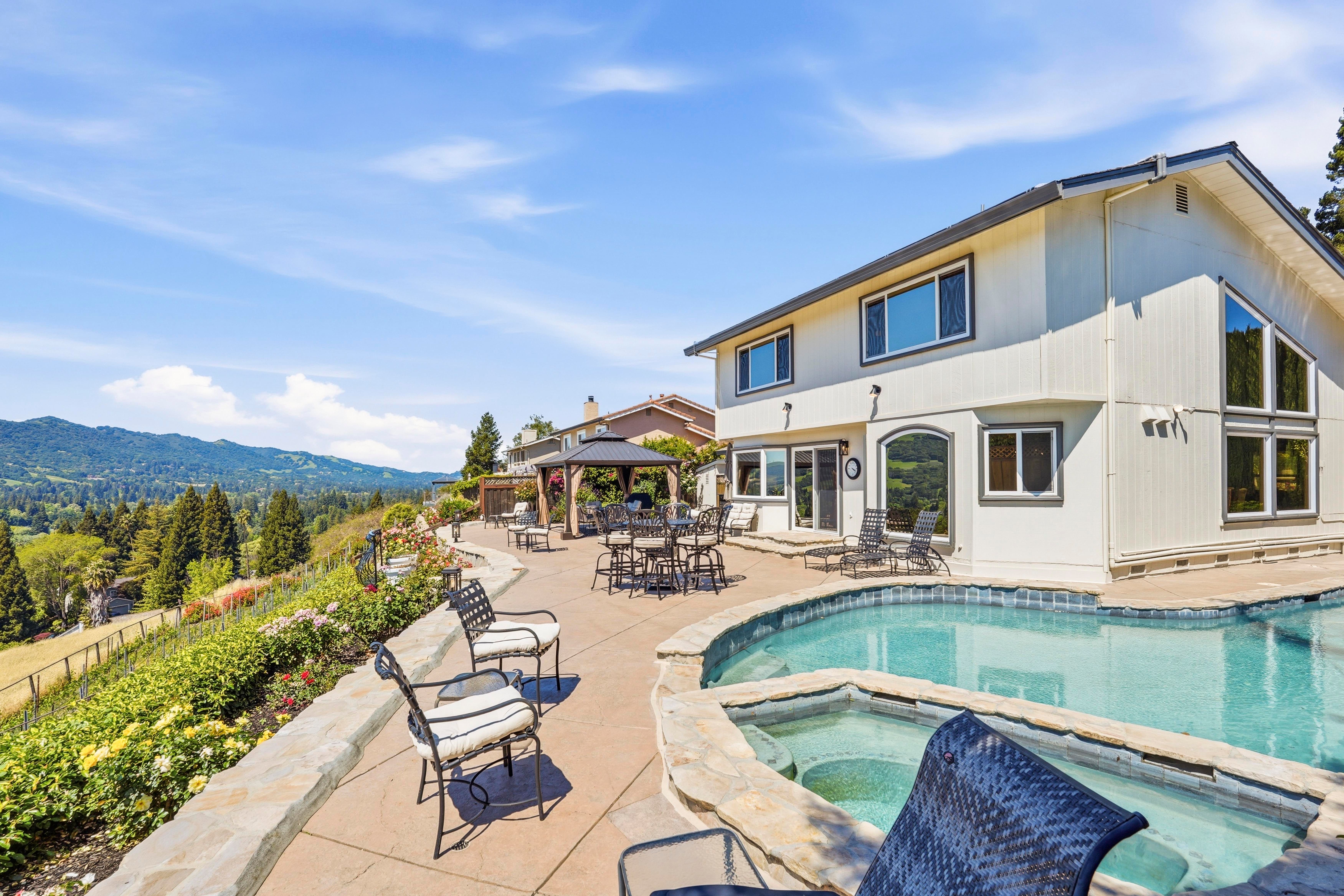  Million Dollar Views and Timeless Elegance in This Exceptional Residence - 物件實景