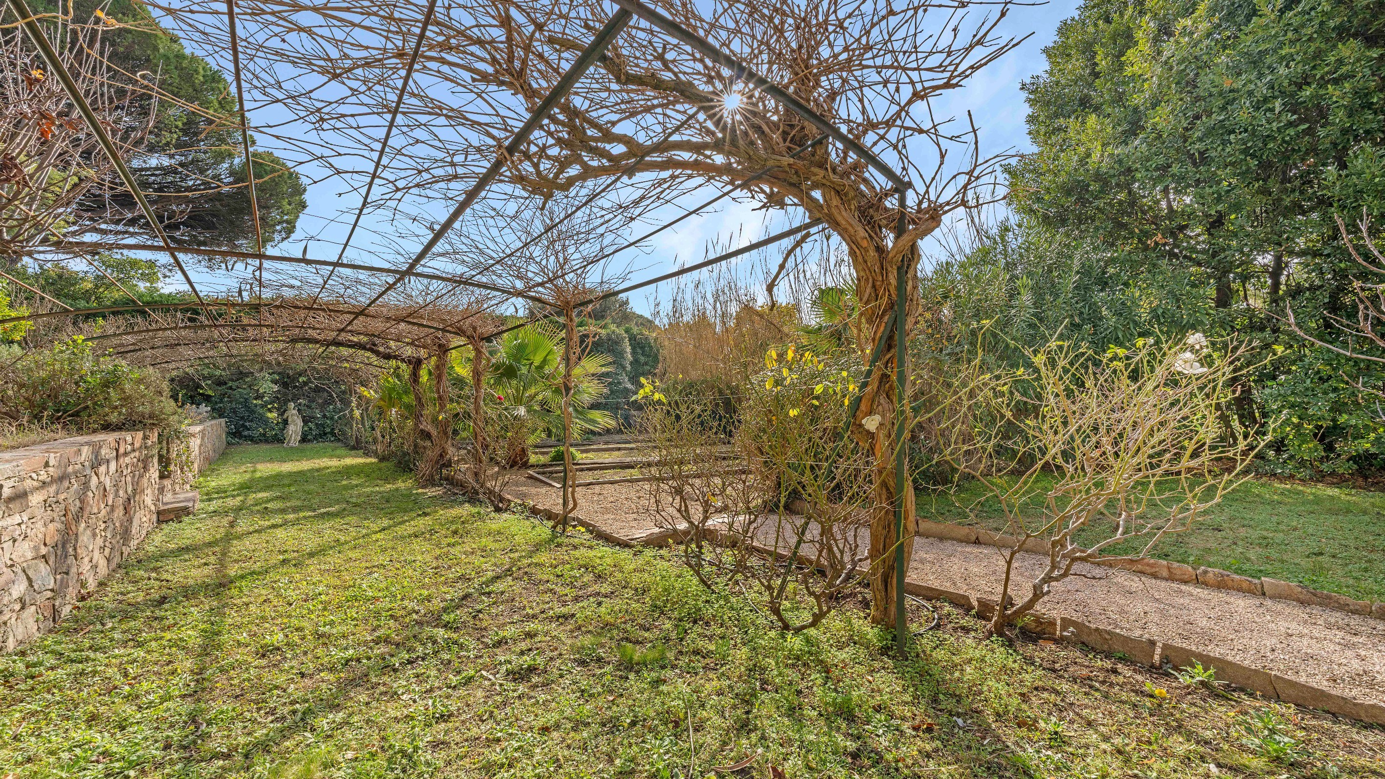  Exclusive Côte d’Azur villa for sale in Sainte-Maxime, prime location near sea … - 物件實景