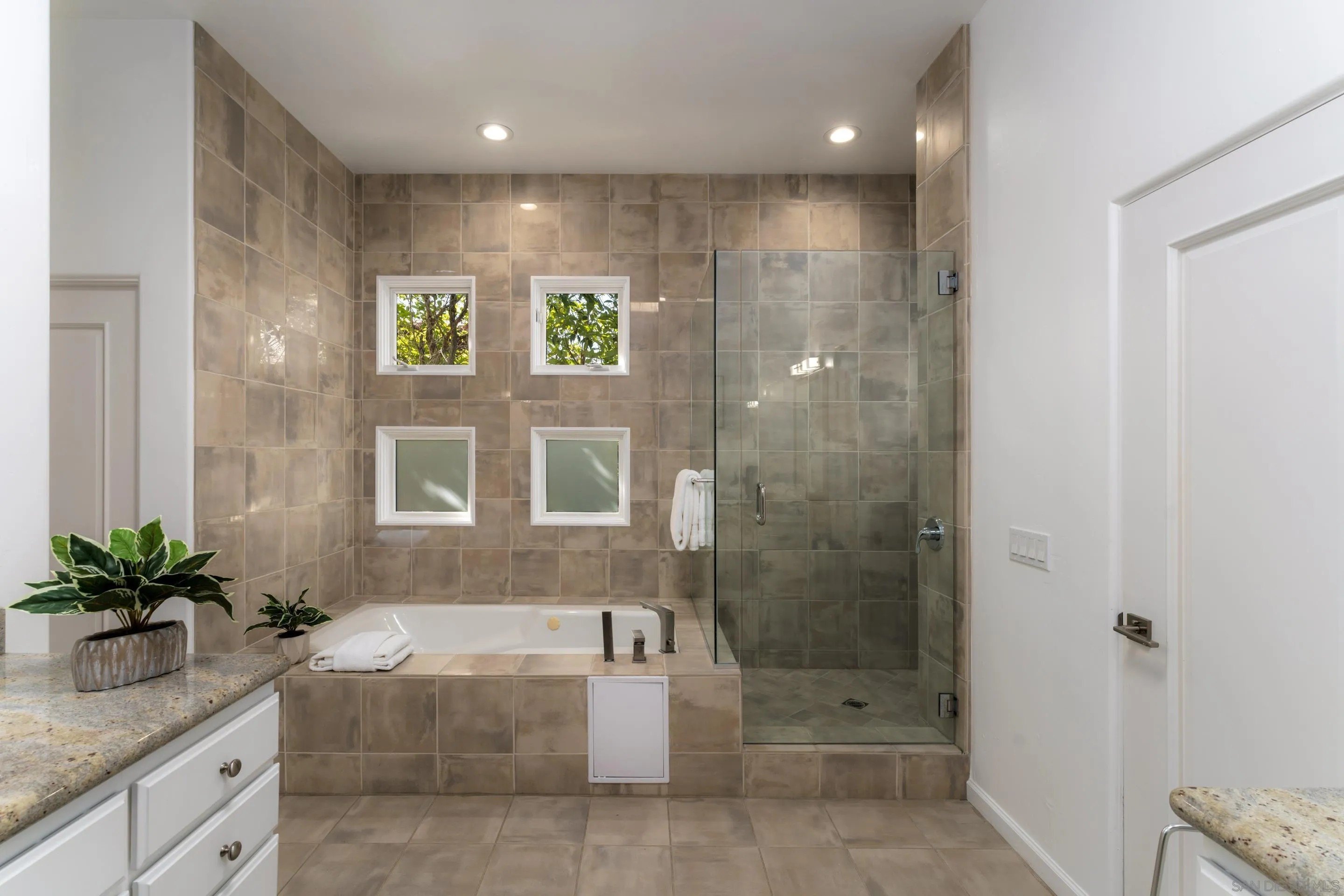 La Jolla, California, 92037, United States, 5 Bedrooms Bedrooms, ,6 BathroomsBathrooms,Residential,For Sale,1991356