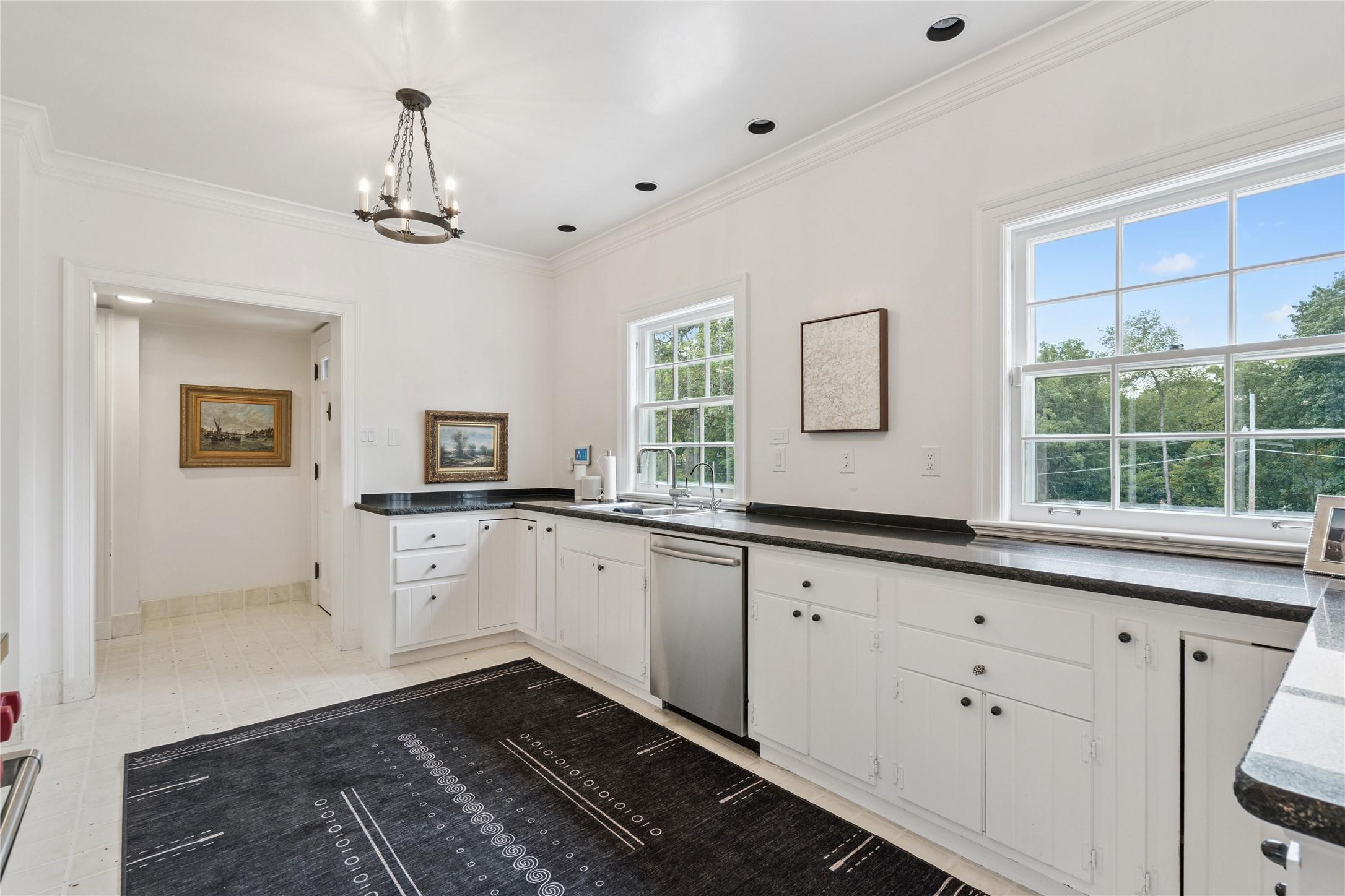 Des Moines, Iowa, 50312, United States, 4 Bedrooms Bedrooms, ,4 BathroomsBathrooms,Residential,For Sale,1942585