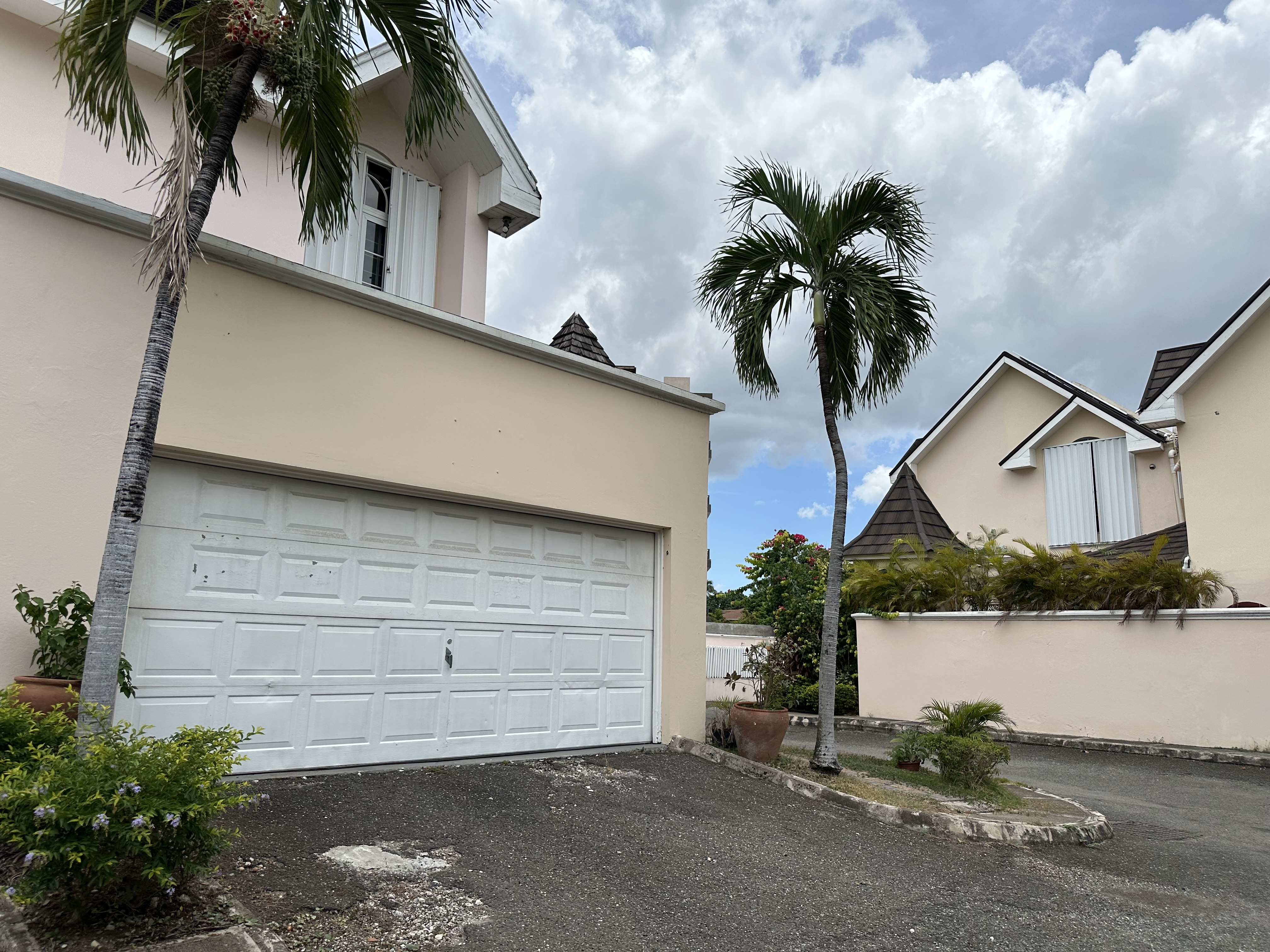 Kingston 6, JM, 3 Bedrooms Bedrooms, ,4 BathroomsBathrooms,Residential,For Sale,1901284