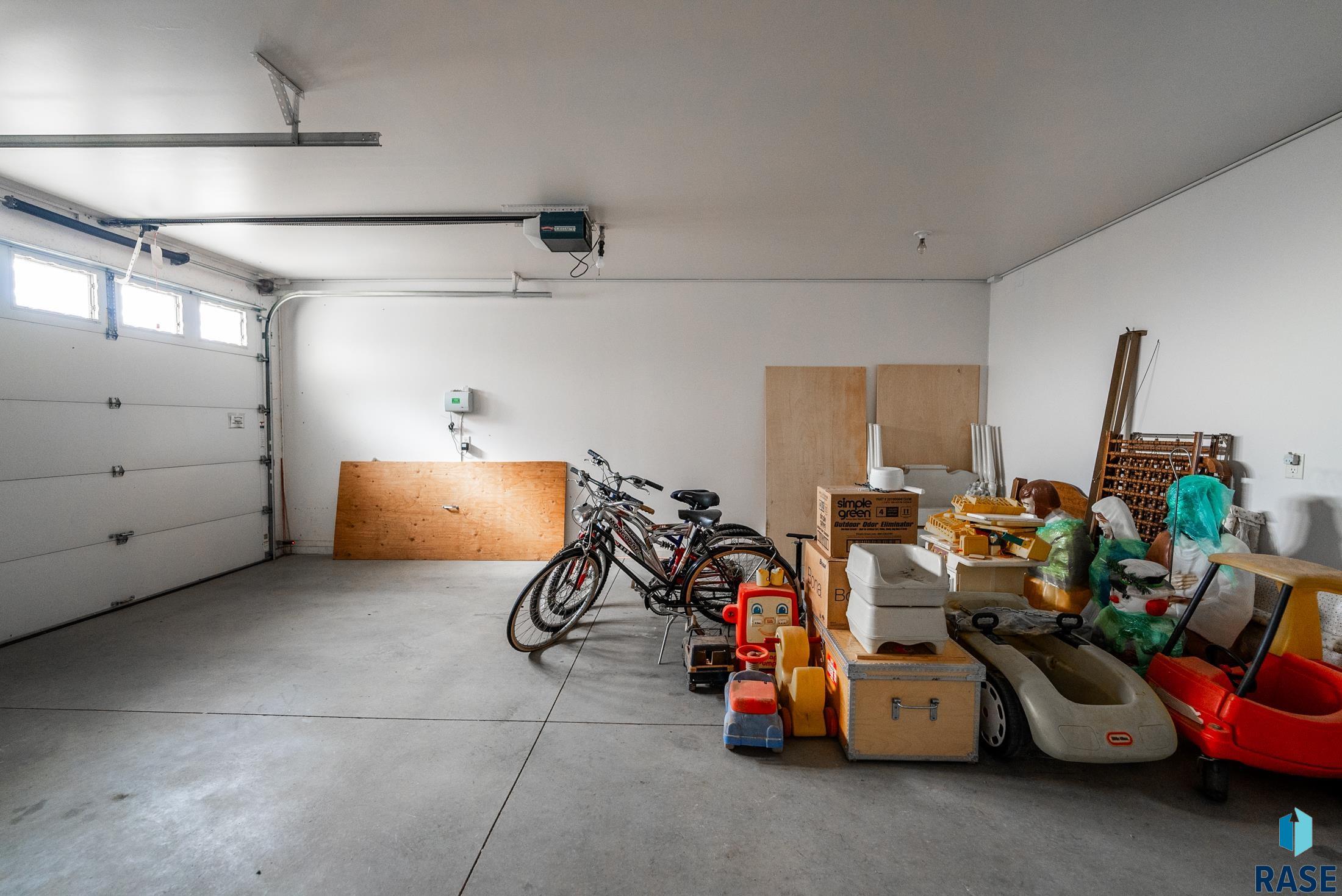 Yankton, South Dakota, 57078, United States, 6 Bedrooms Bedrooms, ,4 BathroomsBathrooms,Residential,For Sale,1975294