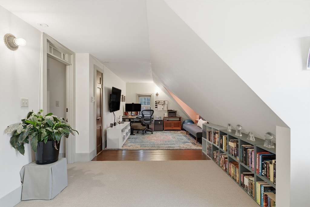 Holyoke, Massachusetts, 01040, United States, 5 Bedrooms Bedrooms, ,4 BathroomsBathrooms,Residential,For Sale,1991316