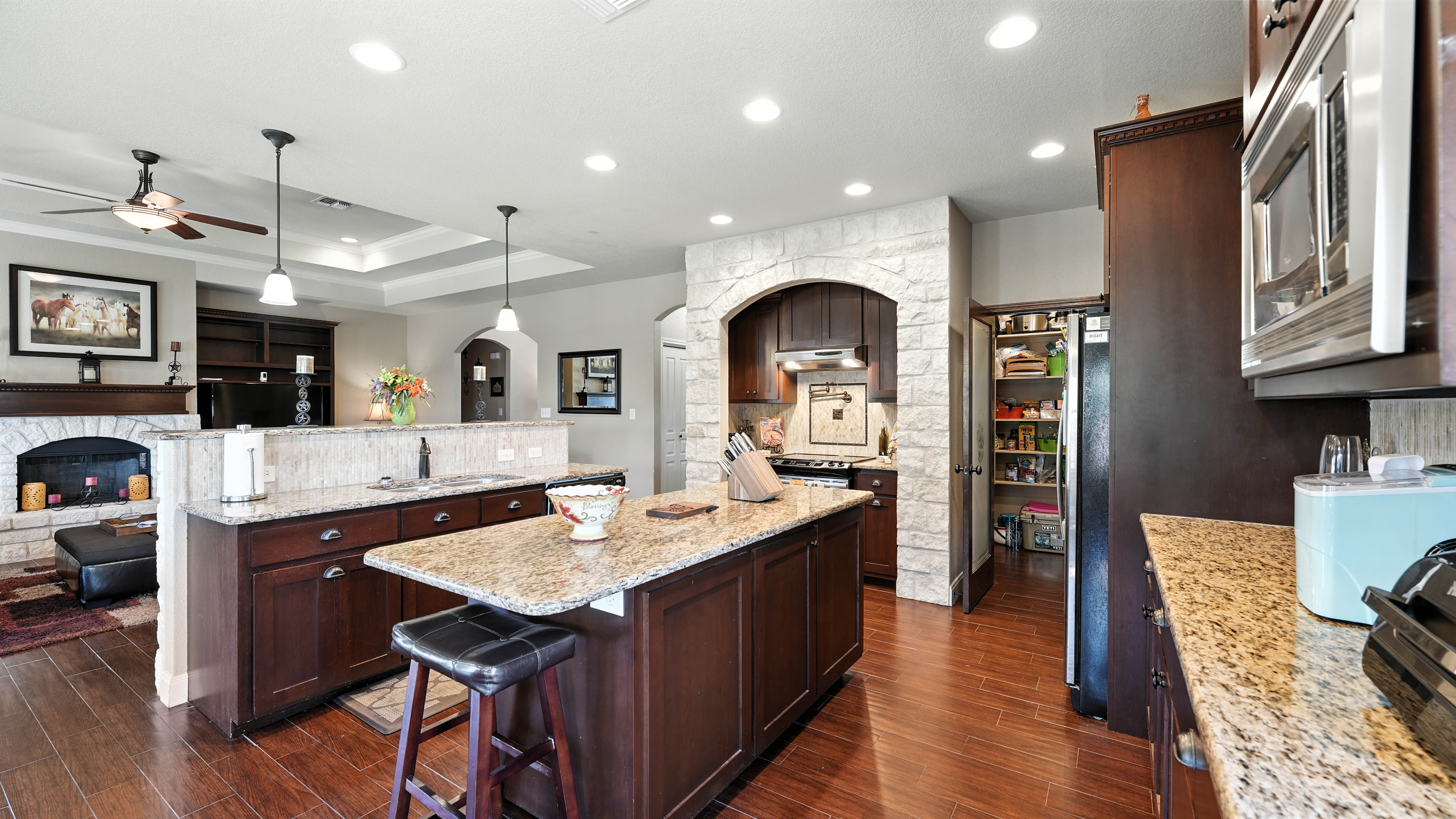 Floresville, Texas, 78114, United States, 3 Bedrooms Bedrooms, ,2 BathroomsBathrooms,Residential,For Sale,1978847