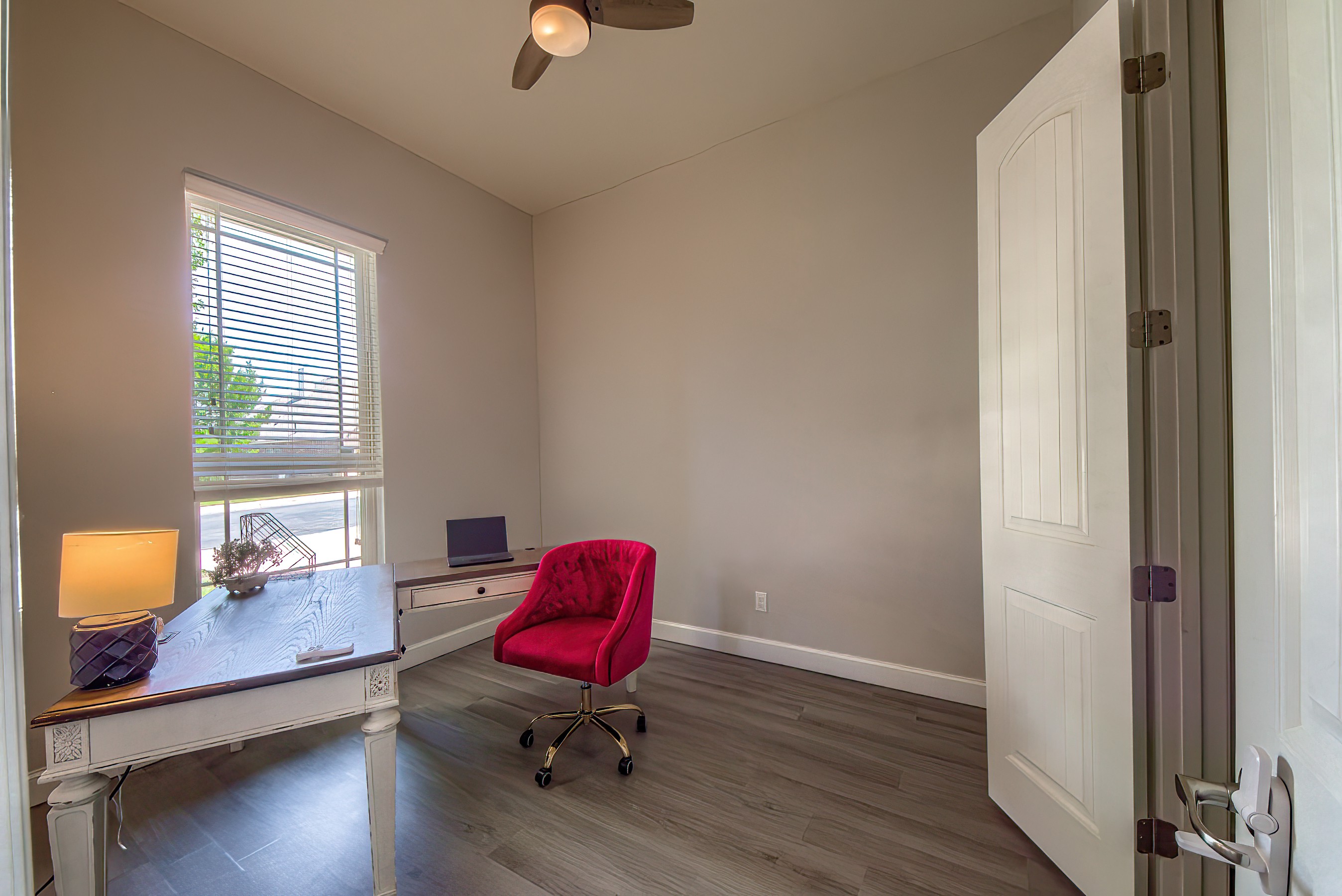  Four Bedrooms + Bonus Room in Prime Location - 物件實景