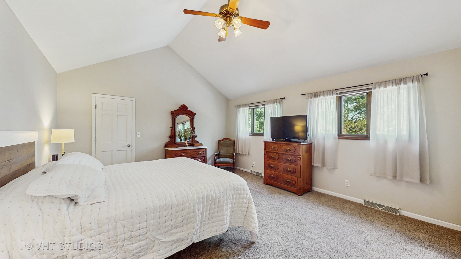 St. Charles, Illinois, 60175, United States, 4 Bedrooms Bedrooms, ,3 BathroomsBathrooms,Residential,For Sale,1889626