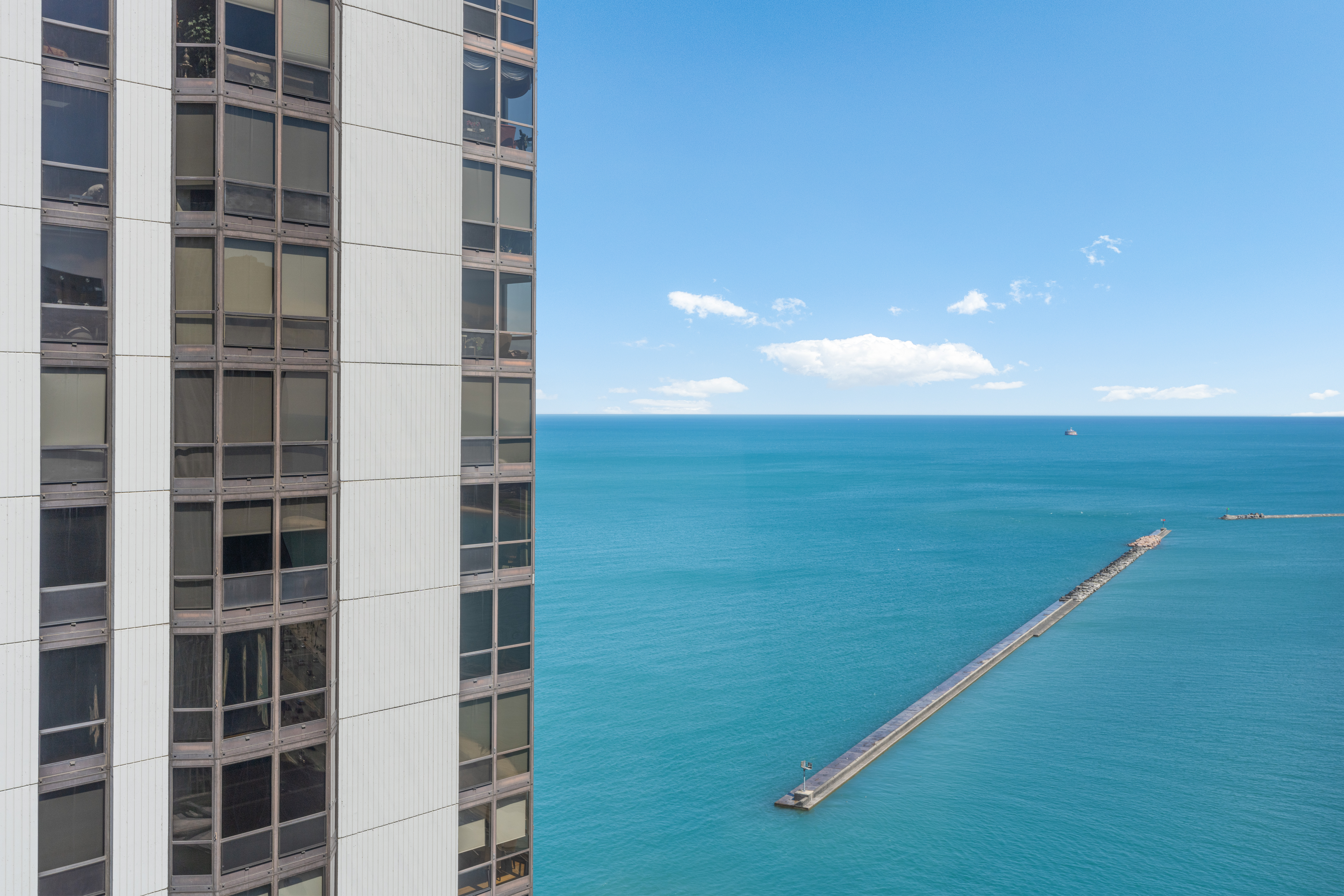  Perched High Above Lake Shore Drive - 物件實景