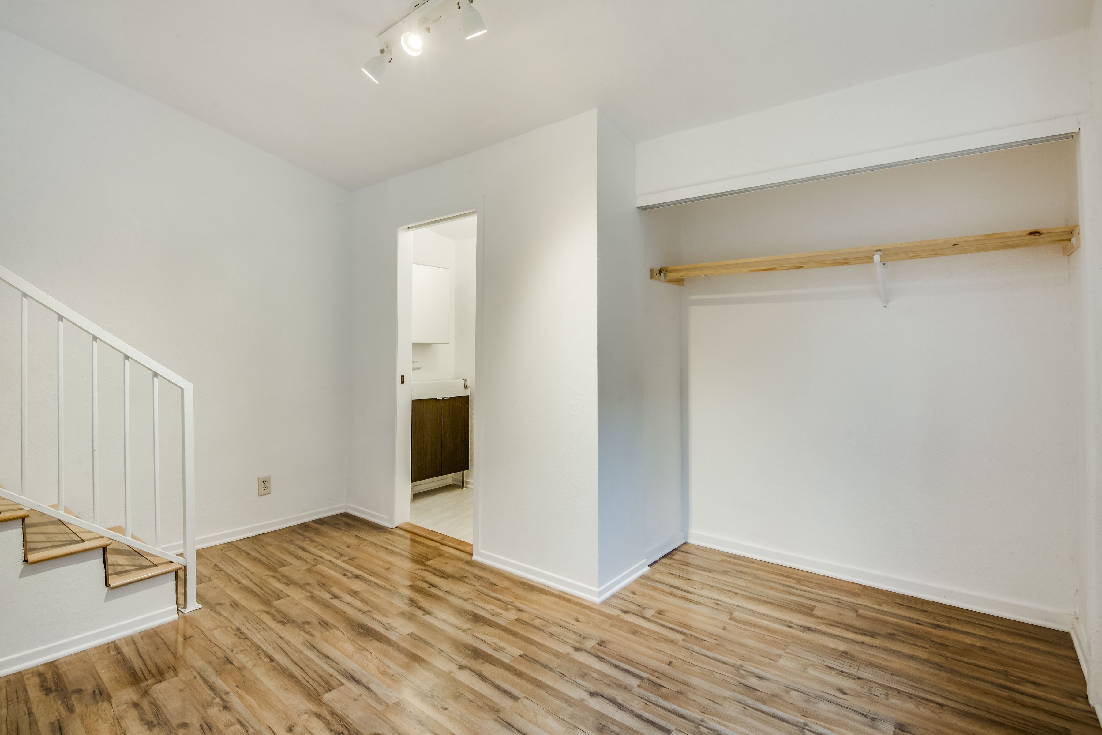  1742 W 36th St - 物件實景