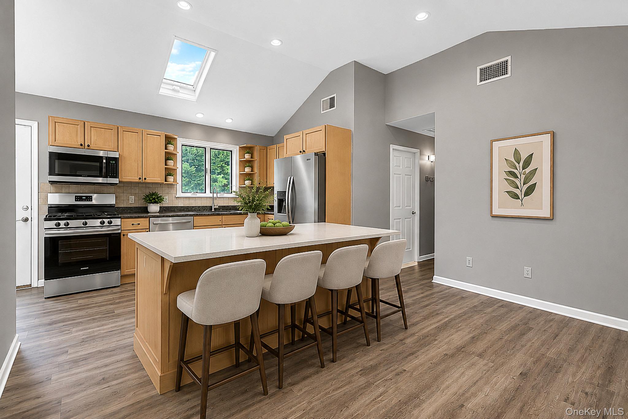  466 W 4th Street, West Islip, NY, 11795 - 物件實景