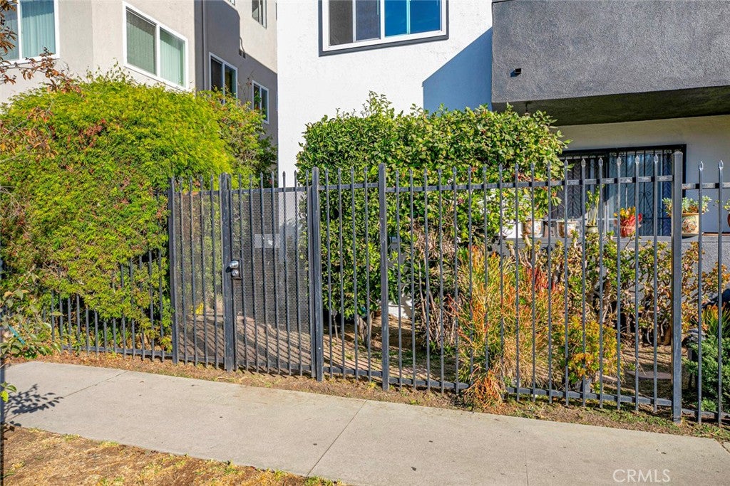 Los Angeles, California, 90027, United States, 2 Bedrooms Bedrooms, ,2 BathroomsBathrooms,Residential,For Sale,1939885