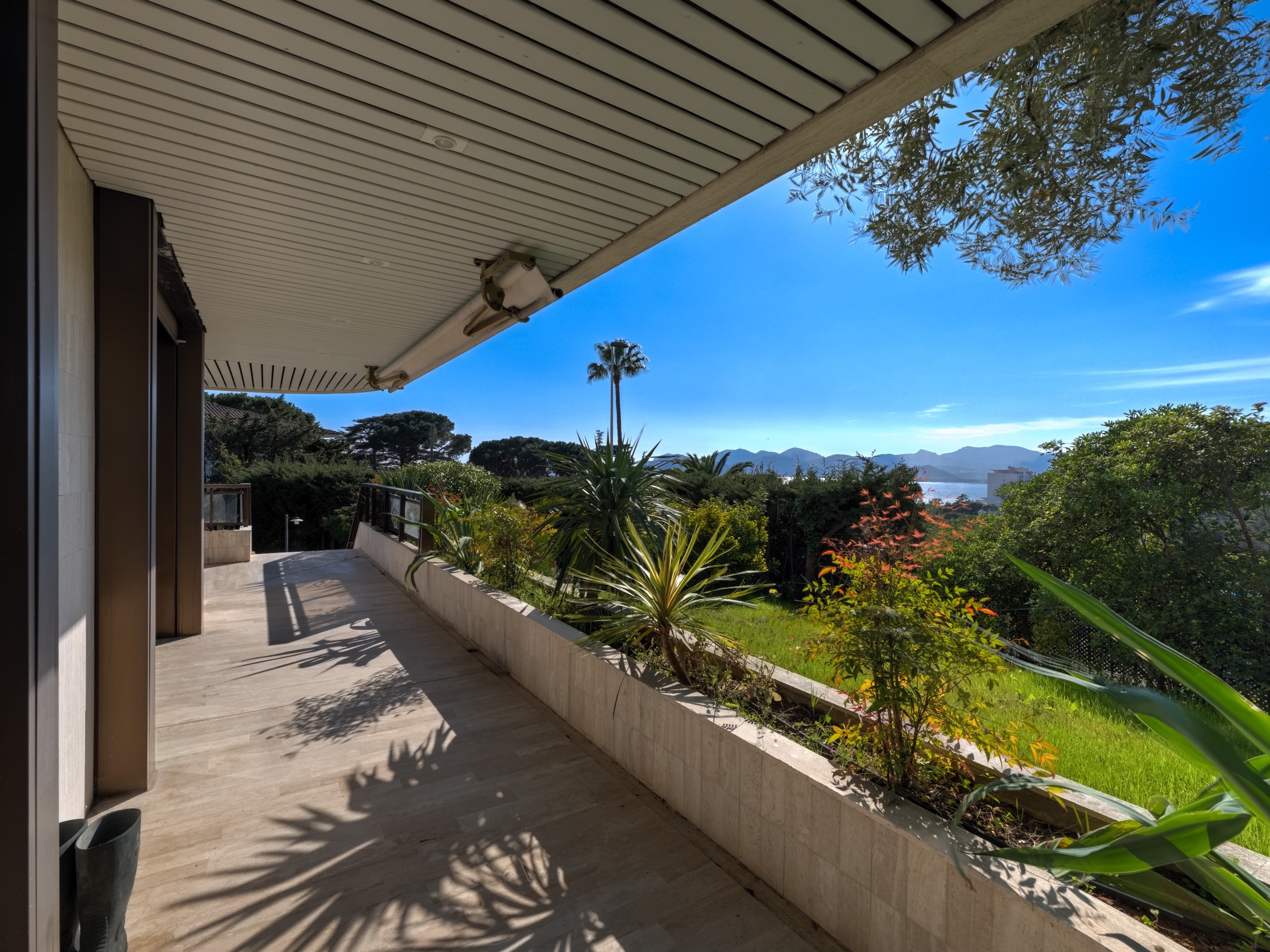  Cannes Croix des Gardes luxury duplex apartment with sea view and private garden - 物件實景